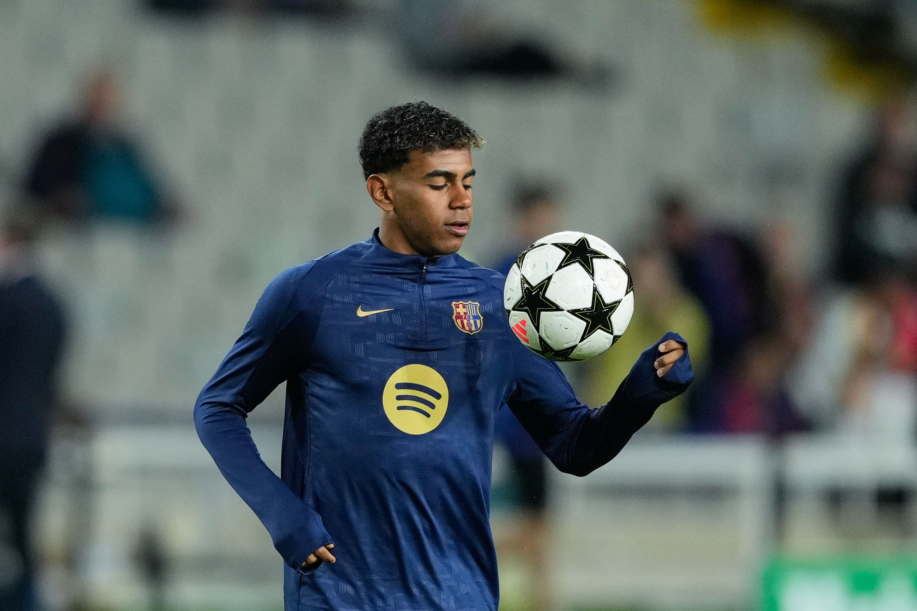 BARCELONA, 01/10/2024.- El delantero del FC Barcelona, Lamine Yamal, durante el calentamiento previo al encuentro correspondiente a la segunda jornada de la Liga de Campeones que disputan hoy martes FC Barcelona y Young Boys en el Estadio Olímpico Lluis Companys, en Barcelona. EFE / Alejandro García.
