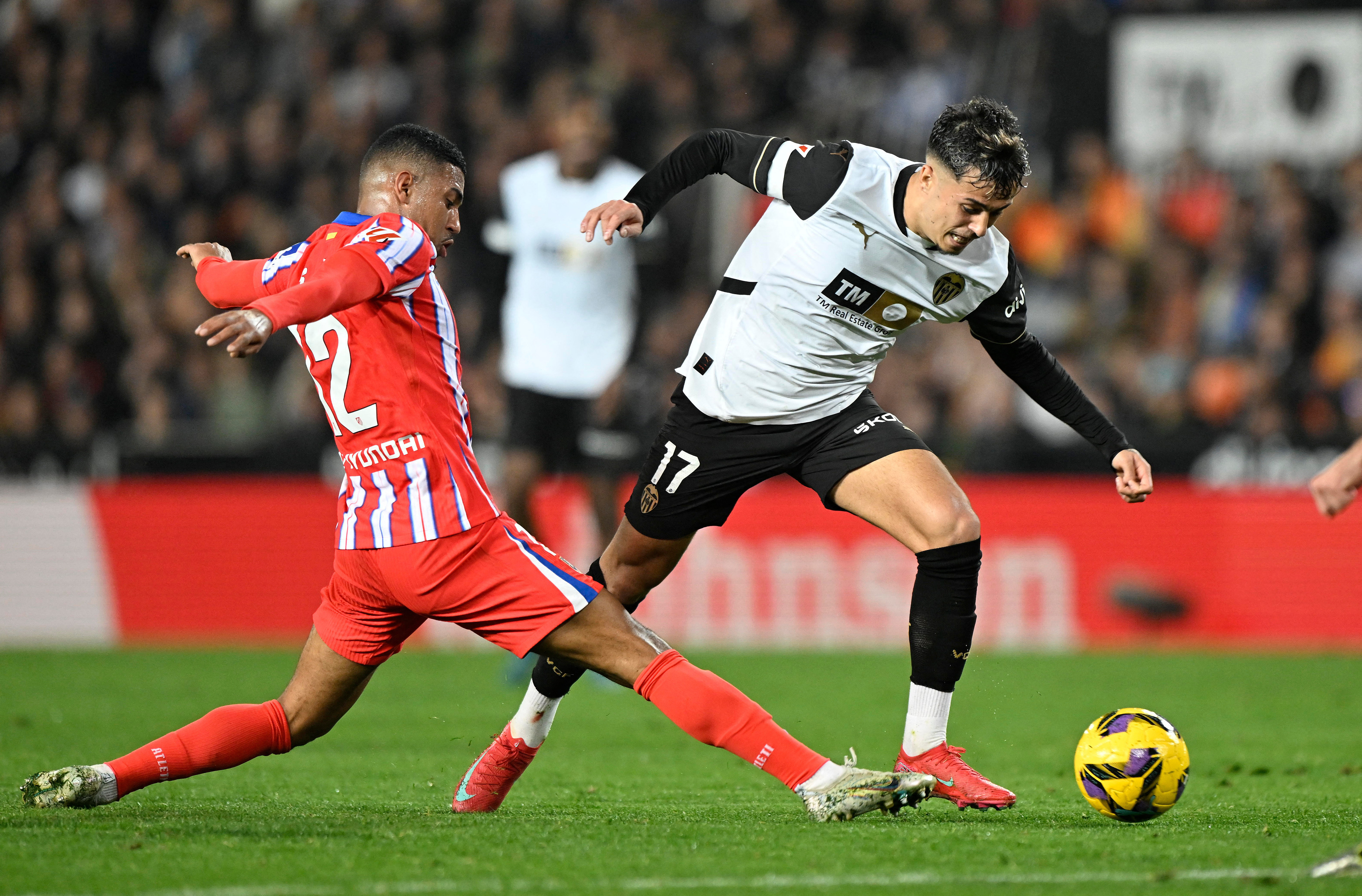 Soccer Football - LaLiga - Valencia v Atletico Madrid - Estadio de Mestalla, Valencia, Spain - February 22, 2025 Valencia's Ivan Jaime in action with Atletico Madrid's Samuel Lino REUTERS/Pablo Morano