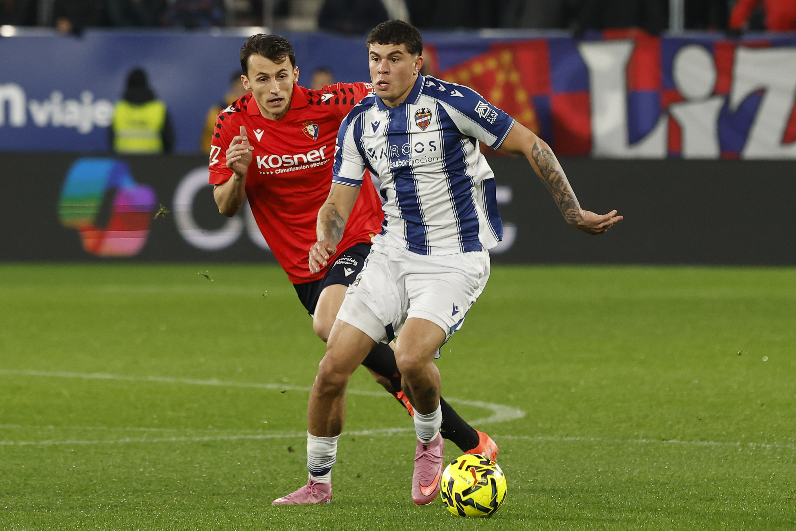 PAMPLONA, 08/12/2025.-  Budimir pelea un balón con Matturro en el partido entre Osasuna y Levante.