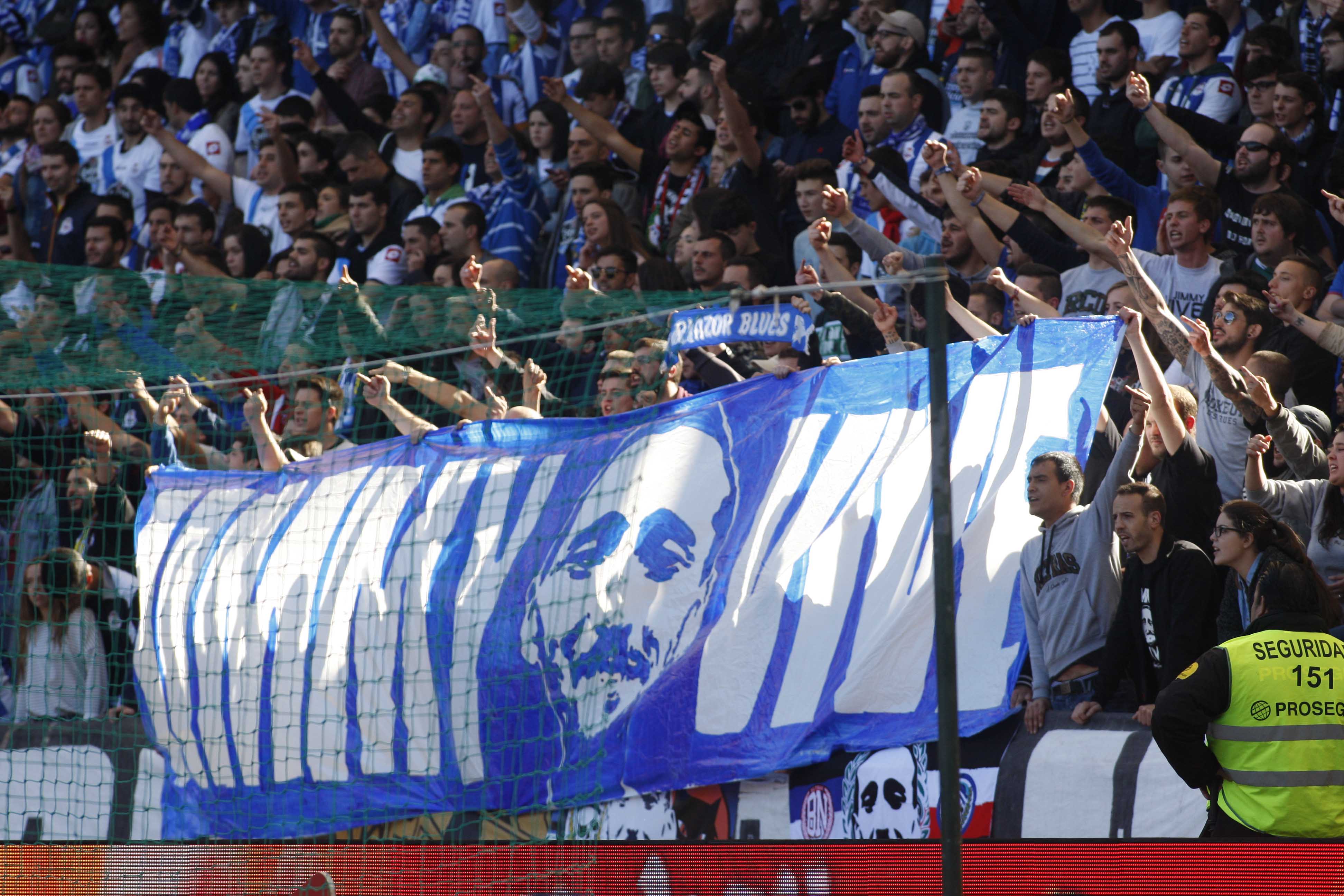 18/04/15 PARTIDO PRIMERA DIVISION
DEPORTIVO DE LA CORUÑA - ATLETICO DE MADRID
PANCARTA RECUERDO HOMENAJE A JIMMY Francisco Javier Romero Taboada SEGUIDOR