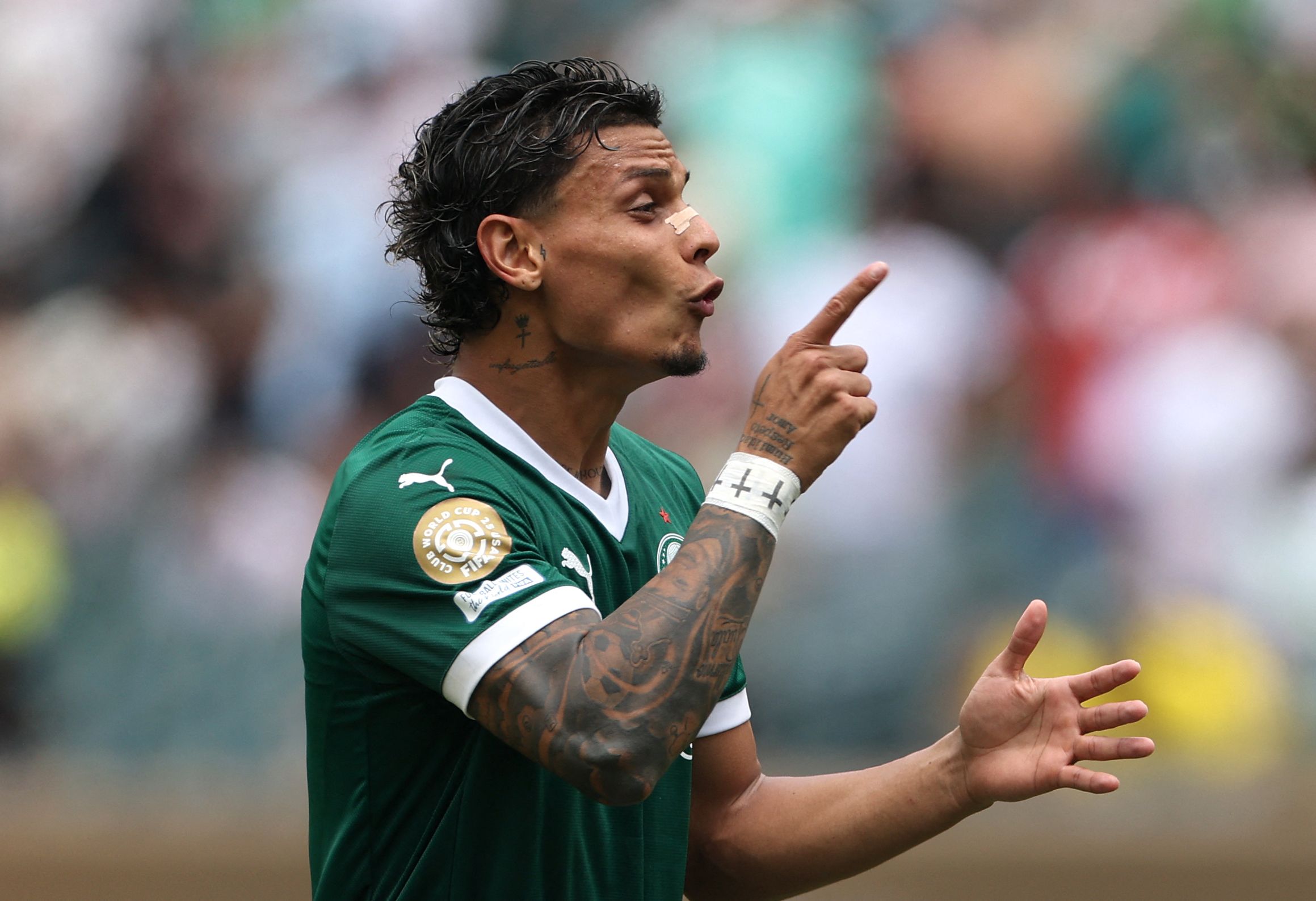 PHILADELPHIA, PENNSYLVANIA - JUNE 28: Richard Rios #8 of Palmeiras reacts during the FIFA Club World Cup 2025 round of 16 match between SE Palmeiras and Botafogo FR at Lincoln Financial Field on June 28, 2025 in Philadelphia, Pennsylvania.   Francois Nel/Getty Images/AFP (Photo by Francois Nel / GETTY IMAGES NORTH AMERICA / Getty Images via AFP)