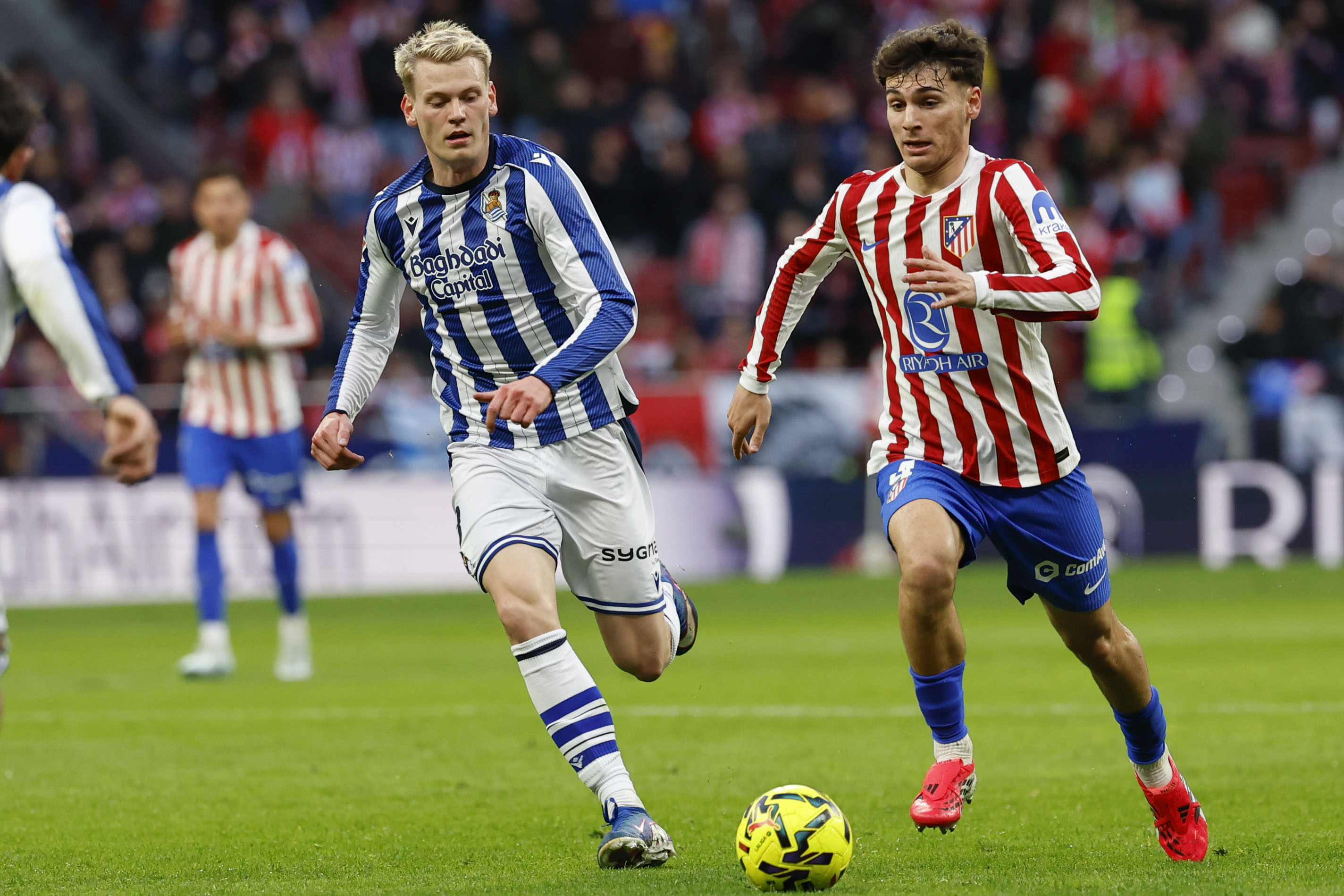 MADRID, 07/03/2026.- El centrocampista del Atlético de Madrid Rodrigo Mendoza (d) controla el balón ante Orri Oskarsson, de la Real Sociedad, durante el partido de la jornada 27 de Liga que disputan este sábado Atlético de Madrid y Real Sociedad en el estadio Metropolitano de Madrid. EFE/Mariscal
