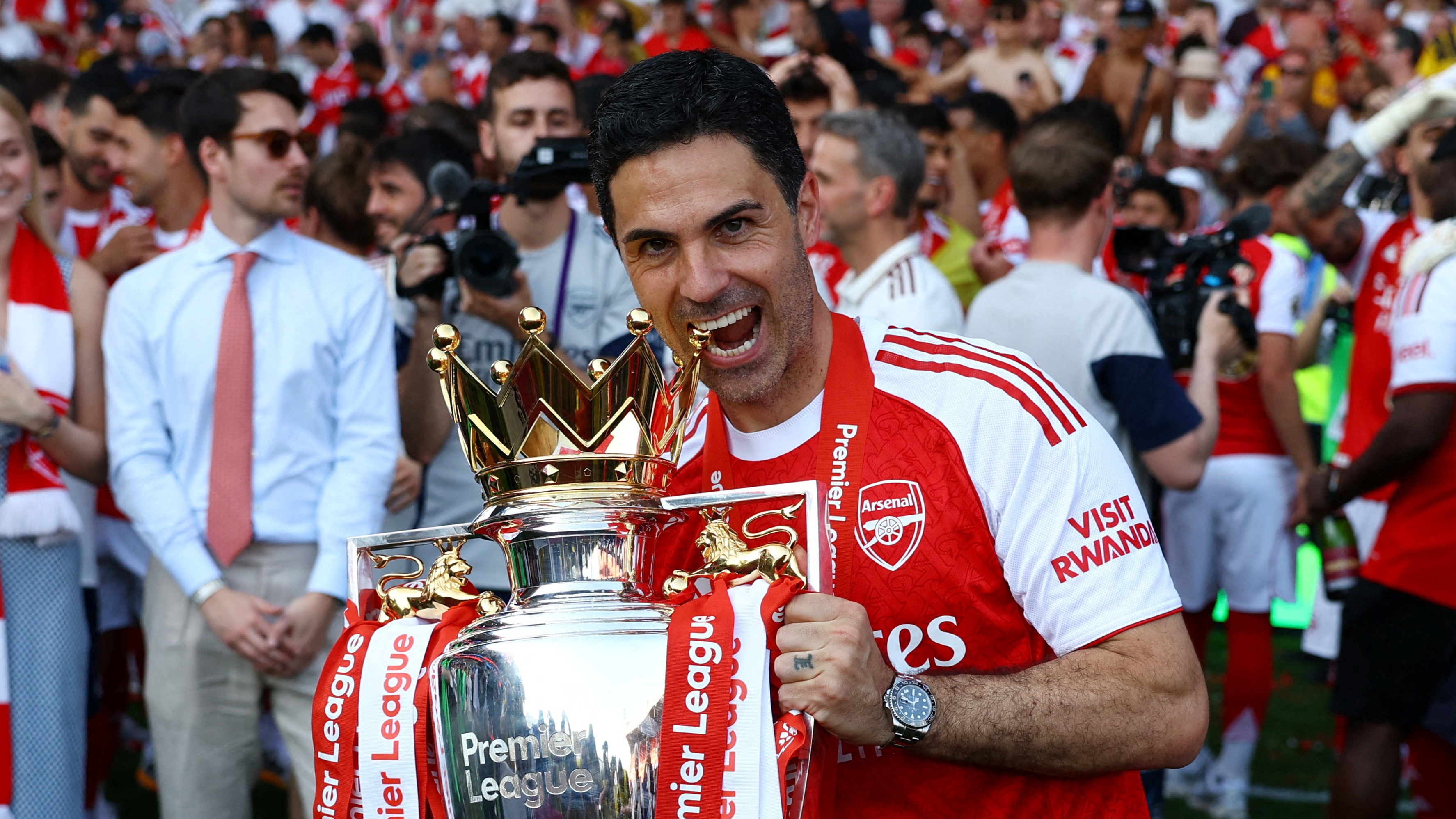 Soccer Football - Premier League - Crystal Palace v Arsenal - Selhurst Park, London, Britain - May 24, 2026 Arsenal manager Mikel Arteta celebrates with the trophy after winning the Premier League Action Images via Reuters/Matthew Childs EDITORIAL USE ONLY. NO USE WITH UNAUTHORIZED AUDIO, VIDEO, DATA, FIXTURE LISTS, CLUB/LEAGUE LOGOS OR 'LIVE' SERVICES. ONLINE IN-MATCH USE LIMITED TO 120 IMAGES, NO VIDEO EMULATION. NO USE IN BETTING, GAMES OR SINGLE CLUB/LEAGUE/PLAYER PUBLICATIONS. PLEASE CONTACT YOUR ACCOUNT REPRESENTATIVE FOR FURTHER DETAILS..     TPX IMAGES OF THE DAY