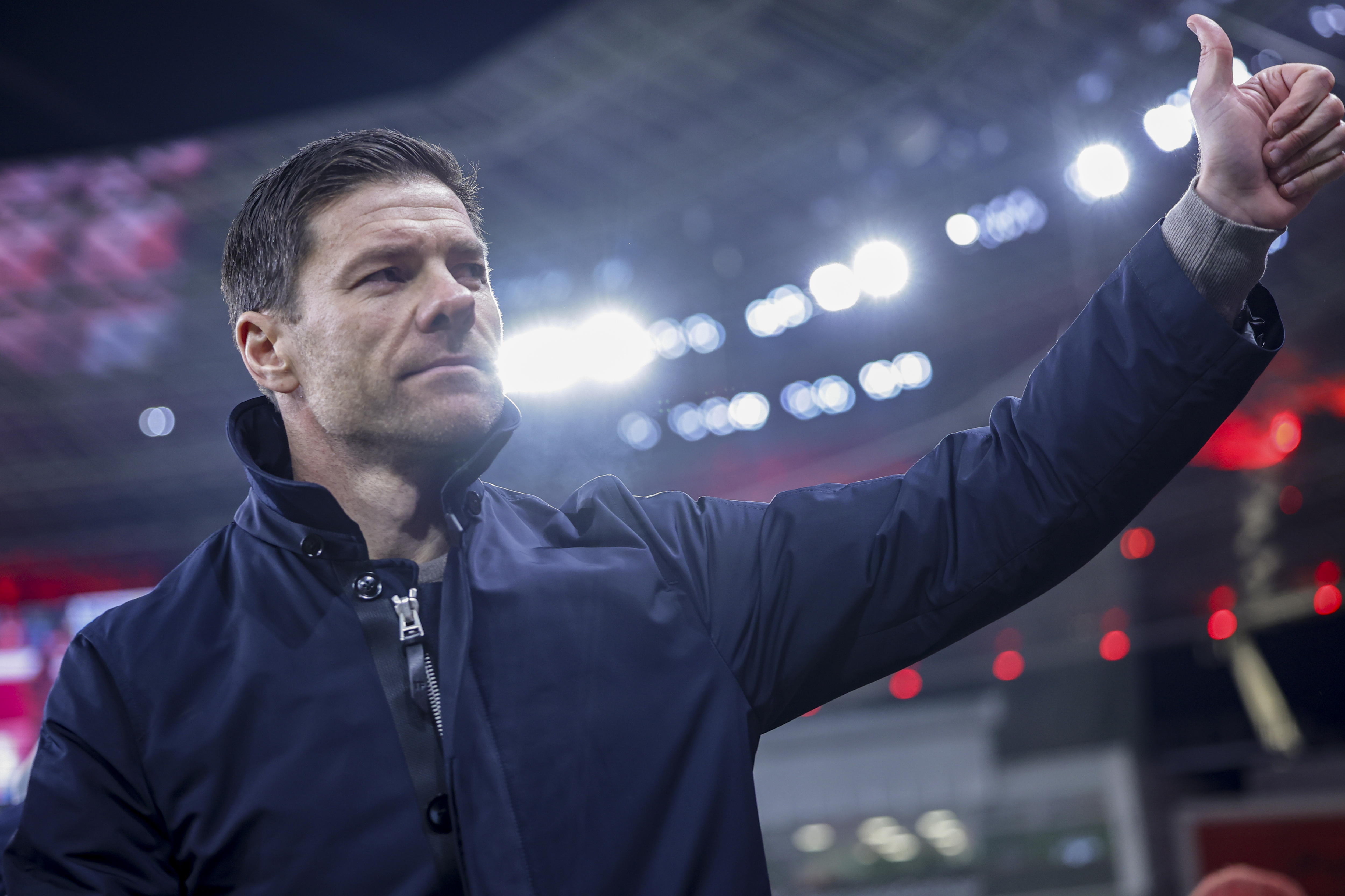 Leverkusen (Germany), 14/01/2025.- Head coach Xabi Alonso of Leverkusen gestures prior the German Bundesliga soccer match between Bayer 04 Leverkusen and 1. FSV Mainz 05 in Leverkusen, Germany, 14 January 2025. (Alemania) EFE/EPA/CHRISTOPHER NEUNDORF CONDITIONS - ATTENTION: The DFL regulations prohibit any use of photographs as image sequences and/or quasi-video.
