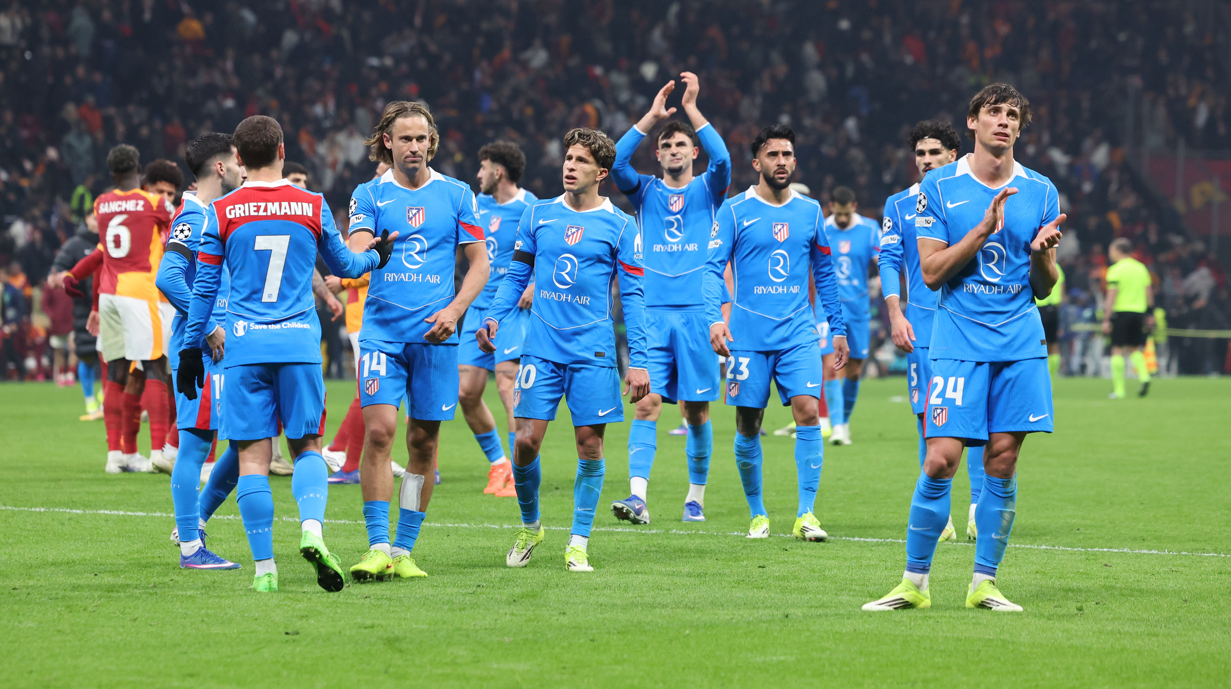 Los jugadores del Atlético de Madrid abandonan el césped cabizbajos tras el 1‑1 en Estambul, un empate que dejó al equipo de Simeone con sensaciones amargas pese a las paradas decisivas de Oblak en el tramo final.