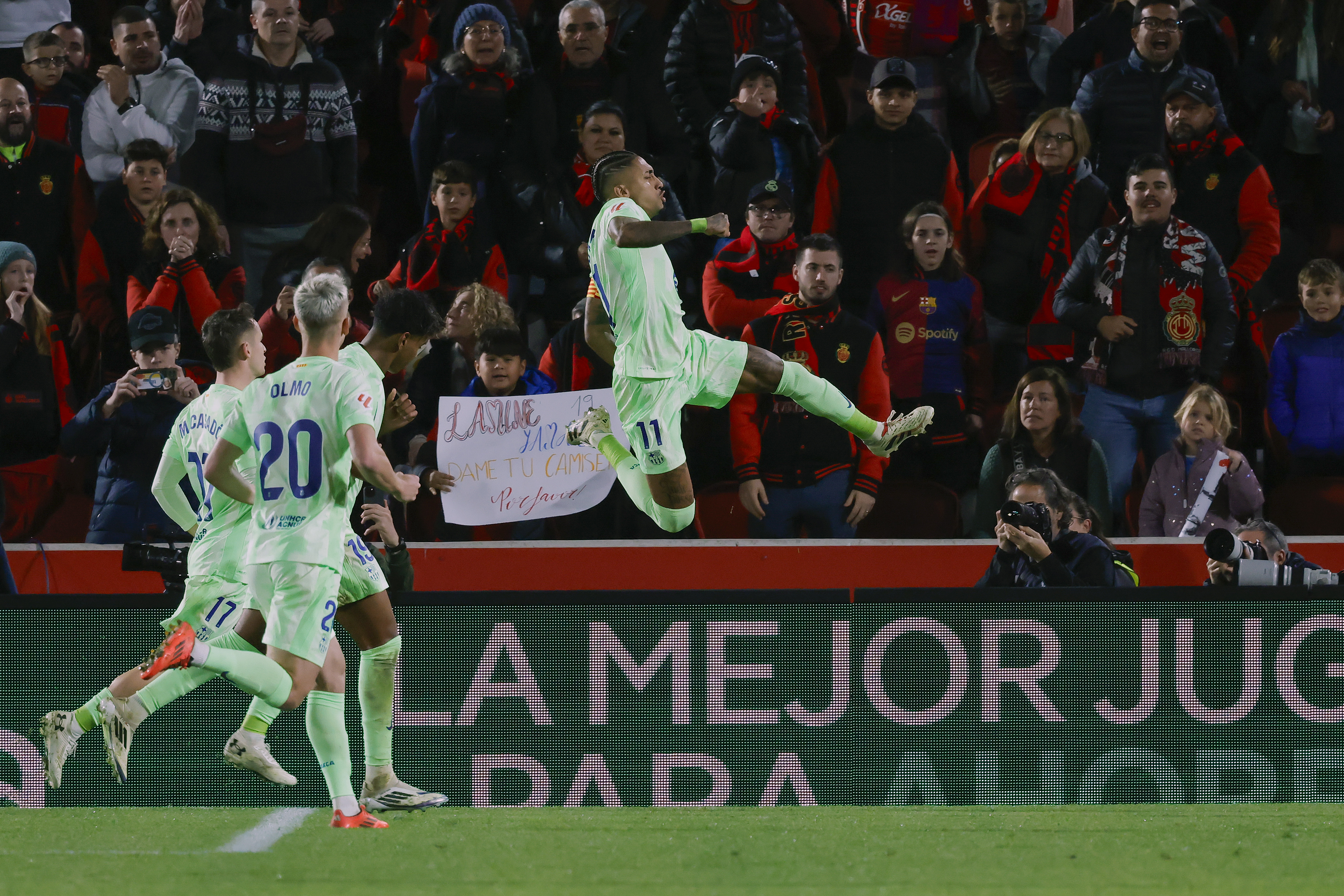 ***VERSI?N CORREGIDA*** PALMA DE MALLORCA, 03/12/2024.- El delantero del Barcelona Raphinha (d) celebra tras marcar el segundo gol ante el Mallorca, durante el partido de la jornada 19 de LaLiga EA Sports que RCD Mallorca y FC Barcelona disputan este martes en el estadio de Son Moix. EFE/Cati Cladera
