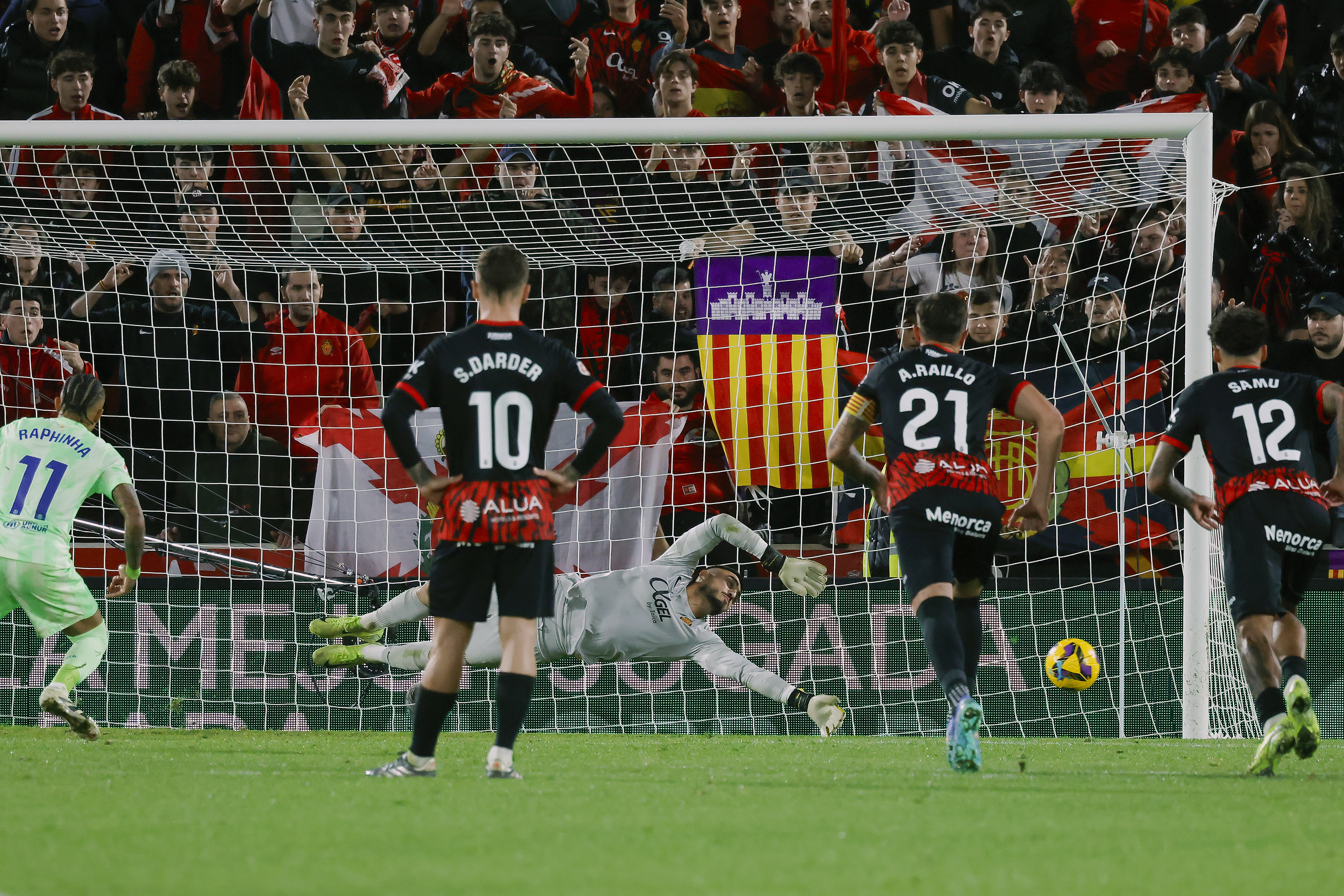 PALMA DE MALLORCA, 03/12/2024.- El delantero del Barcelona Raphinha (i) marca el segundo gol ante el Mallorca, durante el partido de la jornada 19 de LaLiga EA Sports que RCD Mallorca y FC Barcelona disputan este martes en el estadio de Son Moix. EFE/ MIQUEL BORR?S
