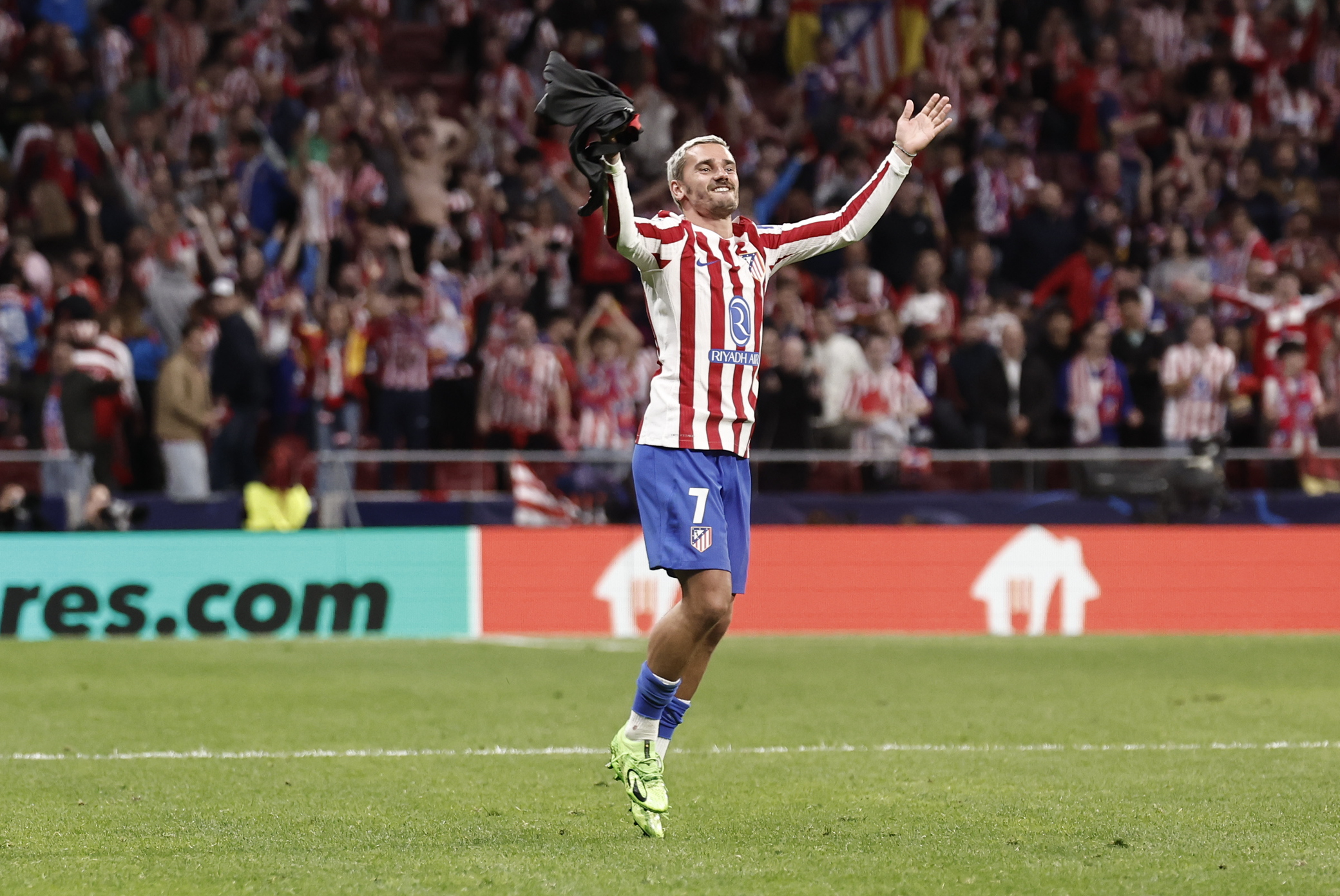 MADRID, 14/04/2026.- El delantero del Atlético de Madrid Antoine Griezmann celebra con la afición al finalizar el partido de vuelta de cuartos de final de Liga de Campeones que Atlético de Madrid y FC Barcelona disputaron este martes en el estadio Metropolitano, en Madrid. EFE/Sergio Pérez
