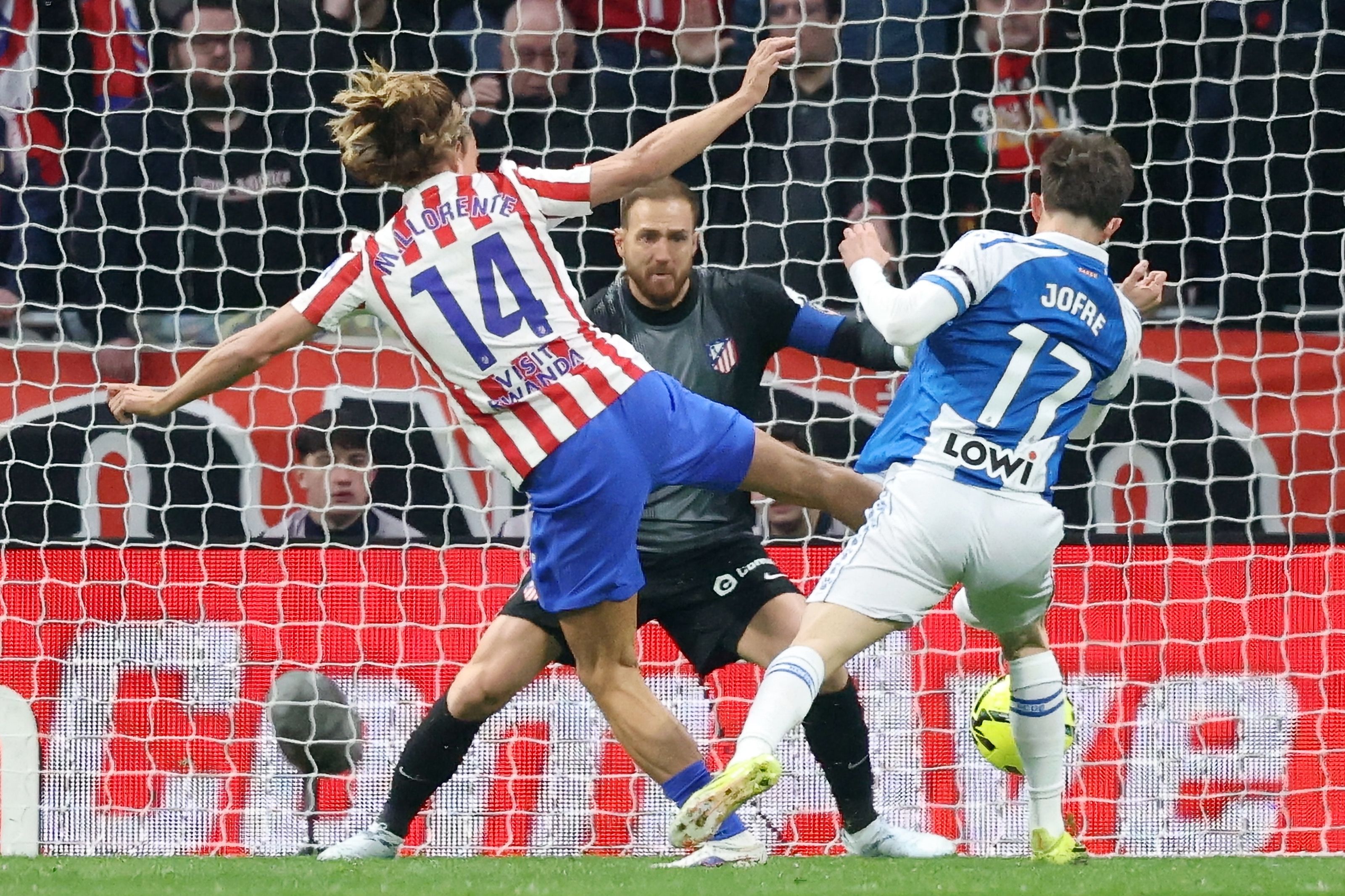 Espanyol's Spanish forward #17 Jofre Carreras scores the opening goal during the Spanish league football match between Club Atletico de Madrid and RCD Espanyol at Metropolitano Stadium in Madrid on February 21, 2026. (Photo by Pierre-Philippe MARCOU / AFP)