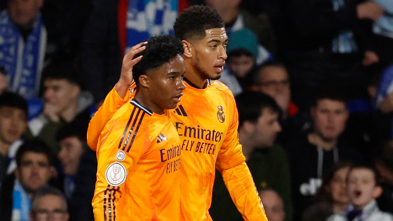 Bellingham felicita a Endrick por el gol que el brasileño marcó en el partido de ida de la eliminatoria de semifinales de la Copa del Rey que enfrenta a Real Madrid y Real Sociedad.