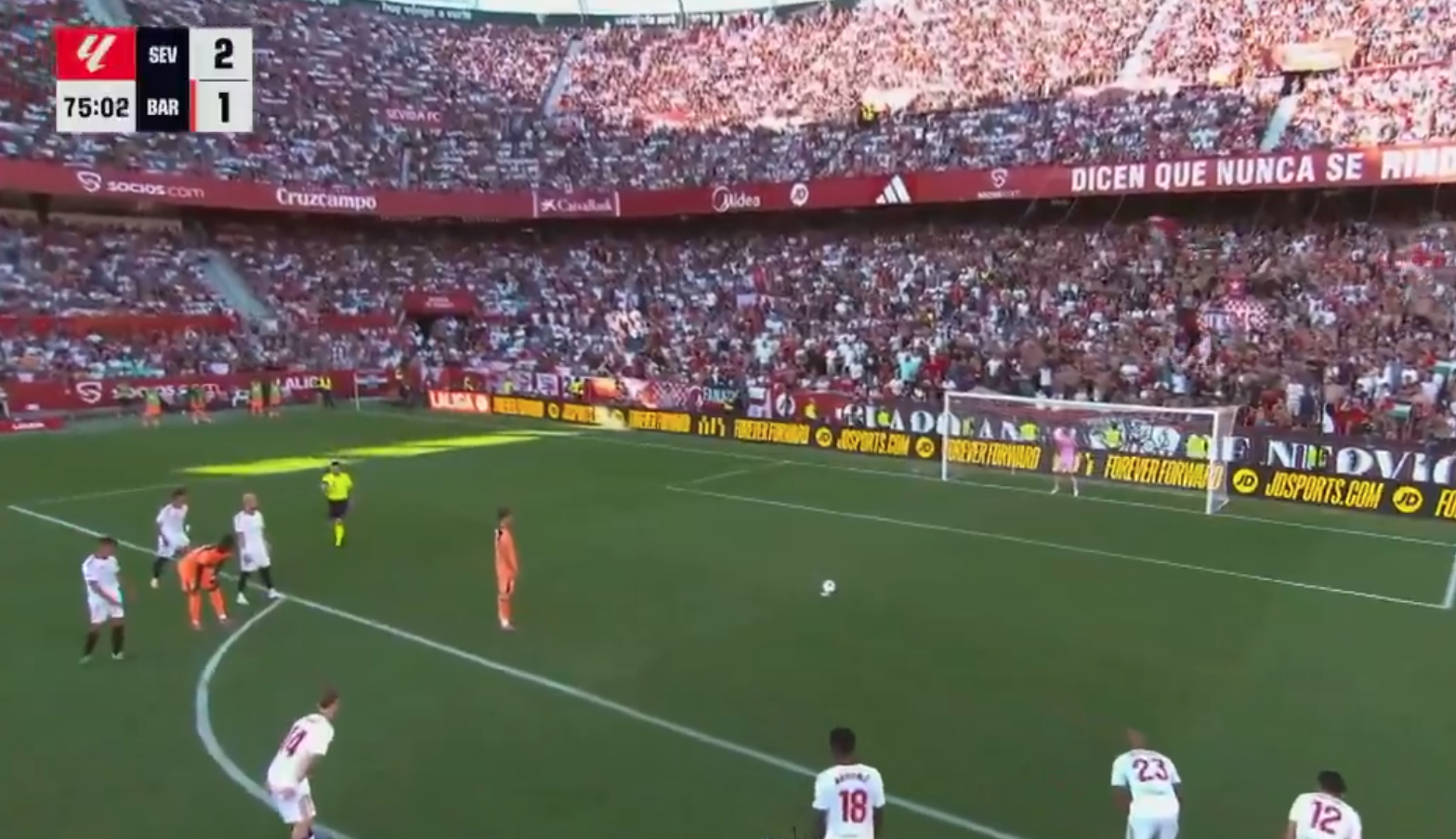 La treta de Lewandowksi salió rana: vean el penalti que pone LaLiga patas arriba