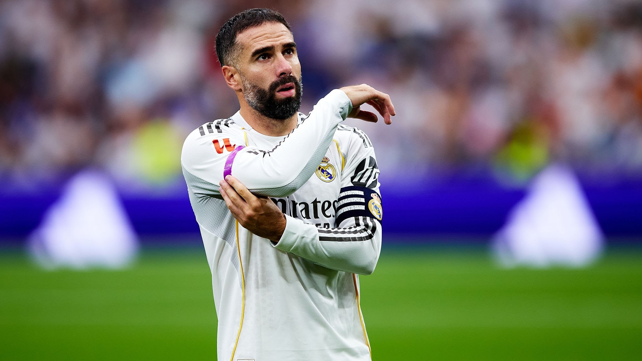 Carvajal, con el brazalete del Real Madrid, antes de un partido.