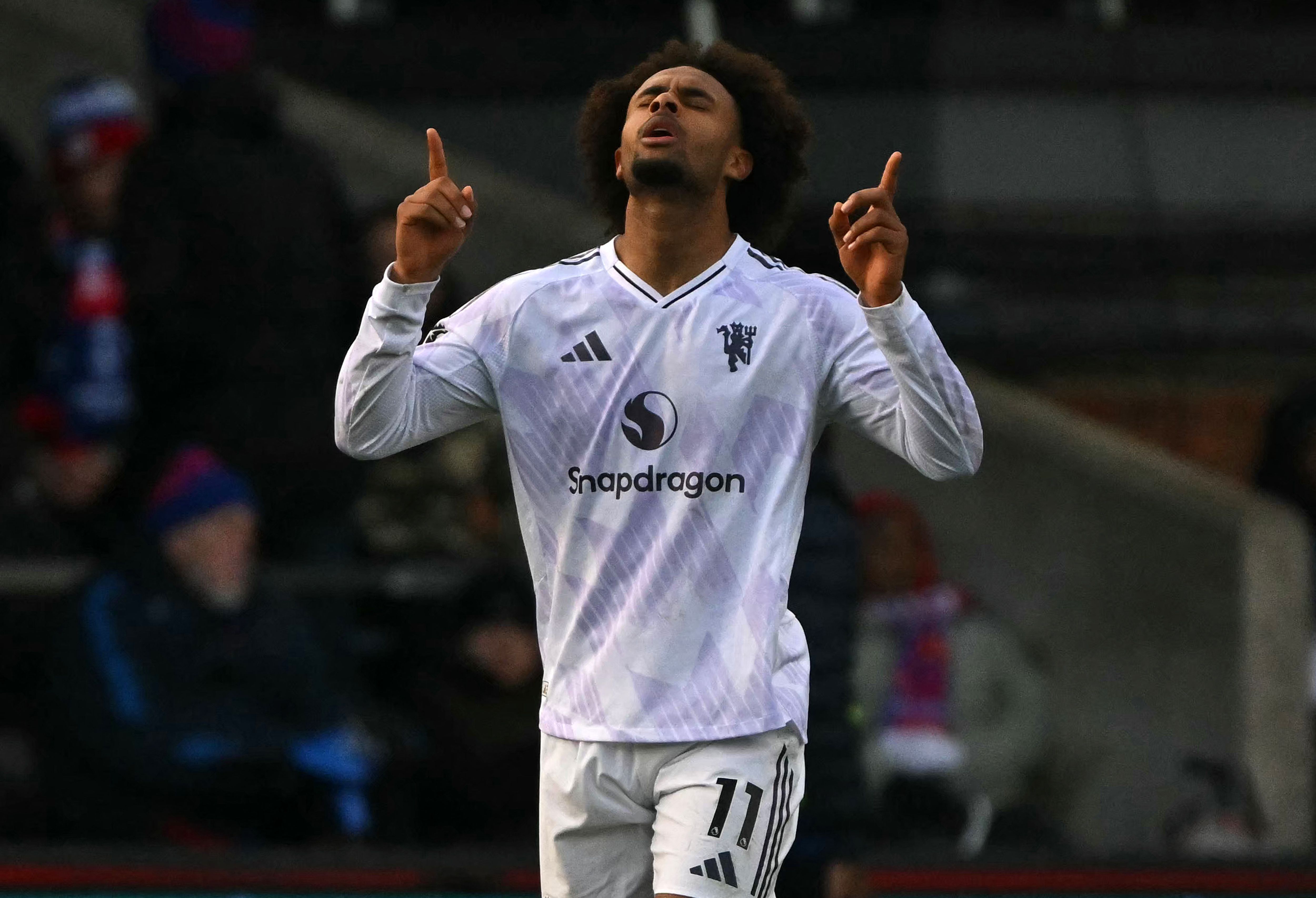 Manchester United's Dutch forward #11 Joshua Zirkzee celebrates scoring the equalising goal during the English Premier League football match between Crystal Palace and Manchester United at Selhurst Park in south London on November 30, 2025. (Photo by Glyn KIRK / AFP) / RESTRICTED TO EDITORIAL USE. No use with unauthorized audio, video, data, fixture lists, club/league logos or 'live' services. Online in-match use limited to 120 images. An additional 40 images may be used in extra time. No video emulation. Social media in-match use limited to 120 images. An additional 40 images may be used in extra time. No use in betting publications, games or single club/league/player publications. / 