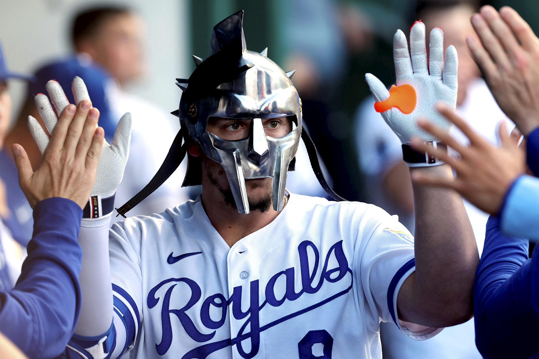 Vinnie Pasquantino, de los Kansas City Royals, es felicitado por sus compañeros después de conseguir un home run contra los Orioles de Baltimore en Kansas City. 