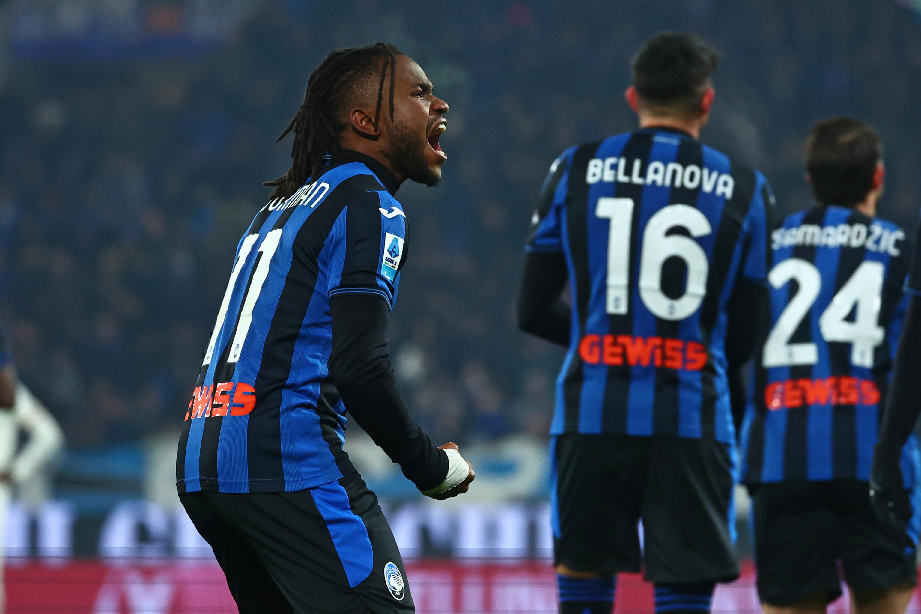 Bergamo (Italy), 06/12/2024.- Atalanta's Ademola Lookman celebrates after scoring the 2-1 goal during the Italian Serie A soccer match between Atalanta BC and AC Milan, in Bergamo, Italy, 06 December 2024. (Italia) EFE/EPA/MICHELE MARAVIGLIA