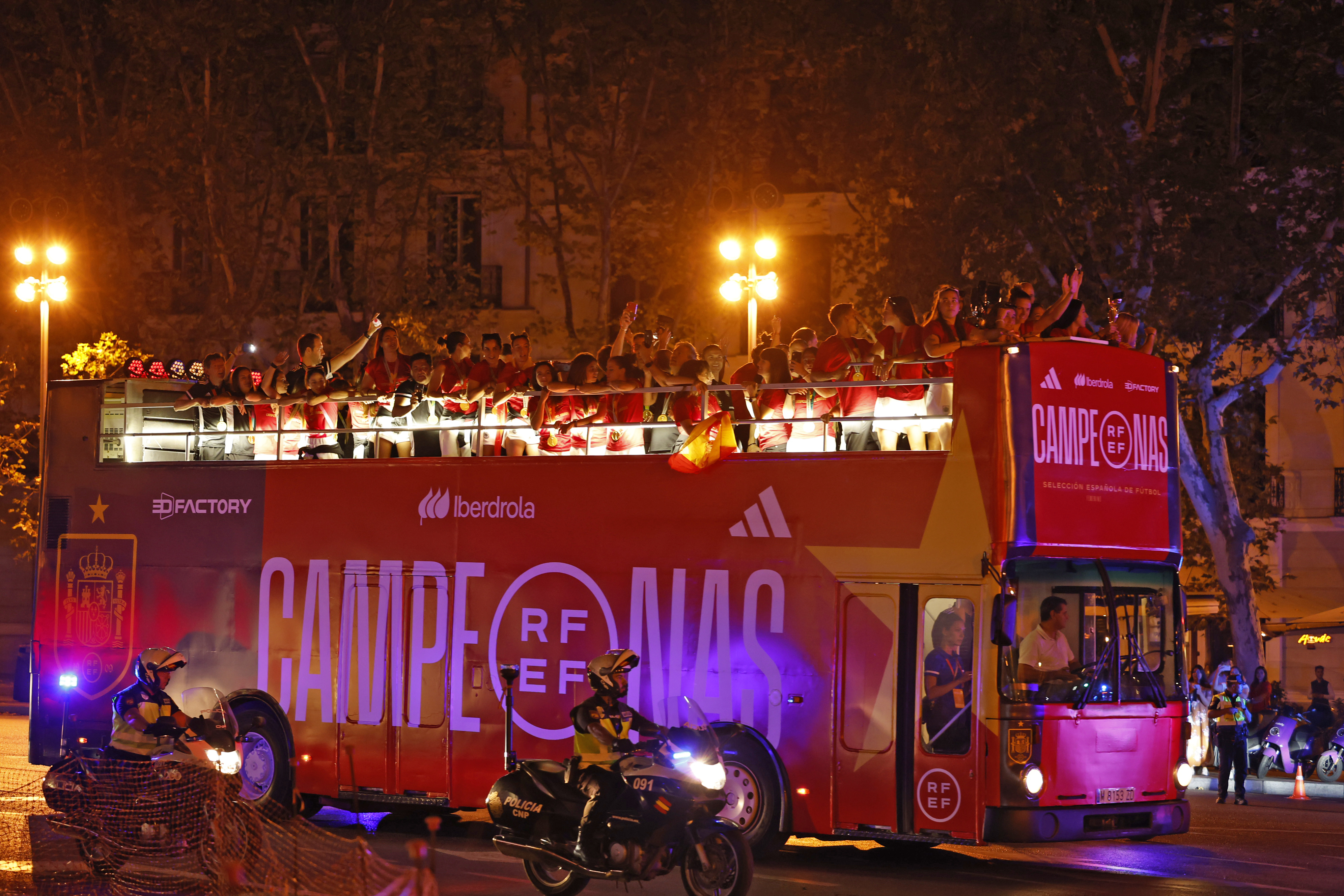 Rúa y fiesta de las campeonas del mundo en Madrid Río