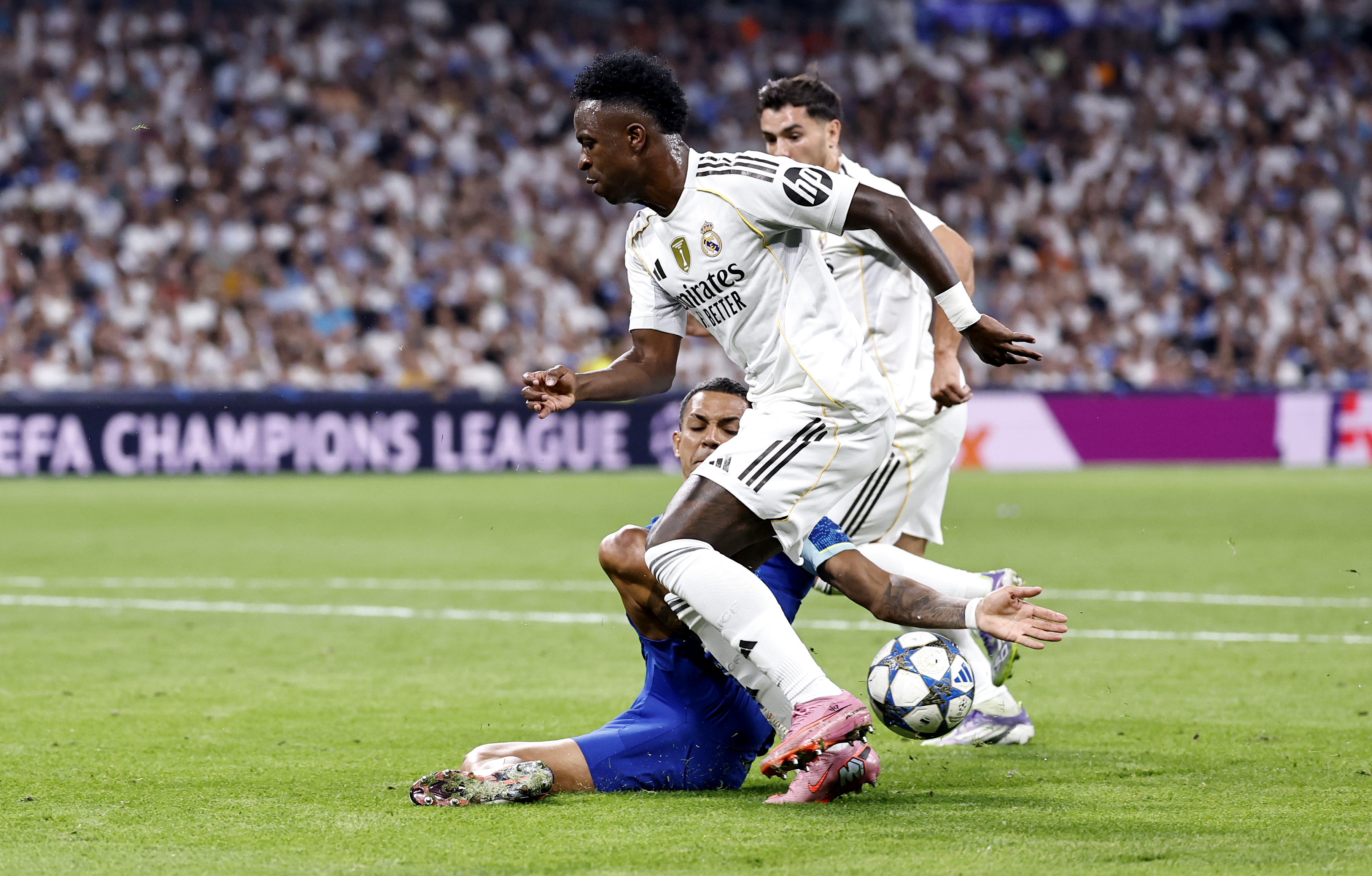 El árbitro Irfan Peljto, señala penalti por una mano de Facundo Medina tras ir al suelo para impedir el avance de Vinicius.