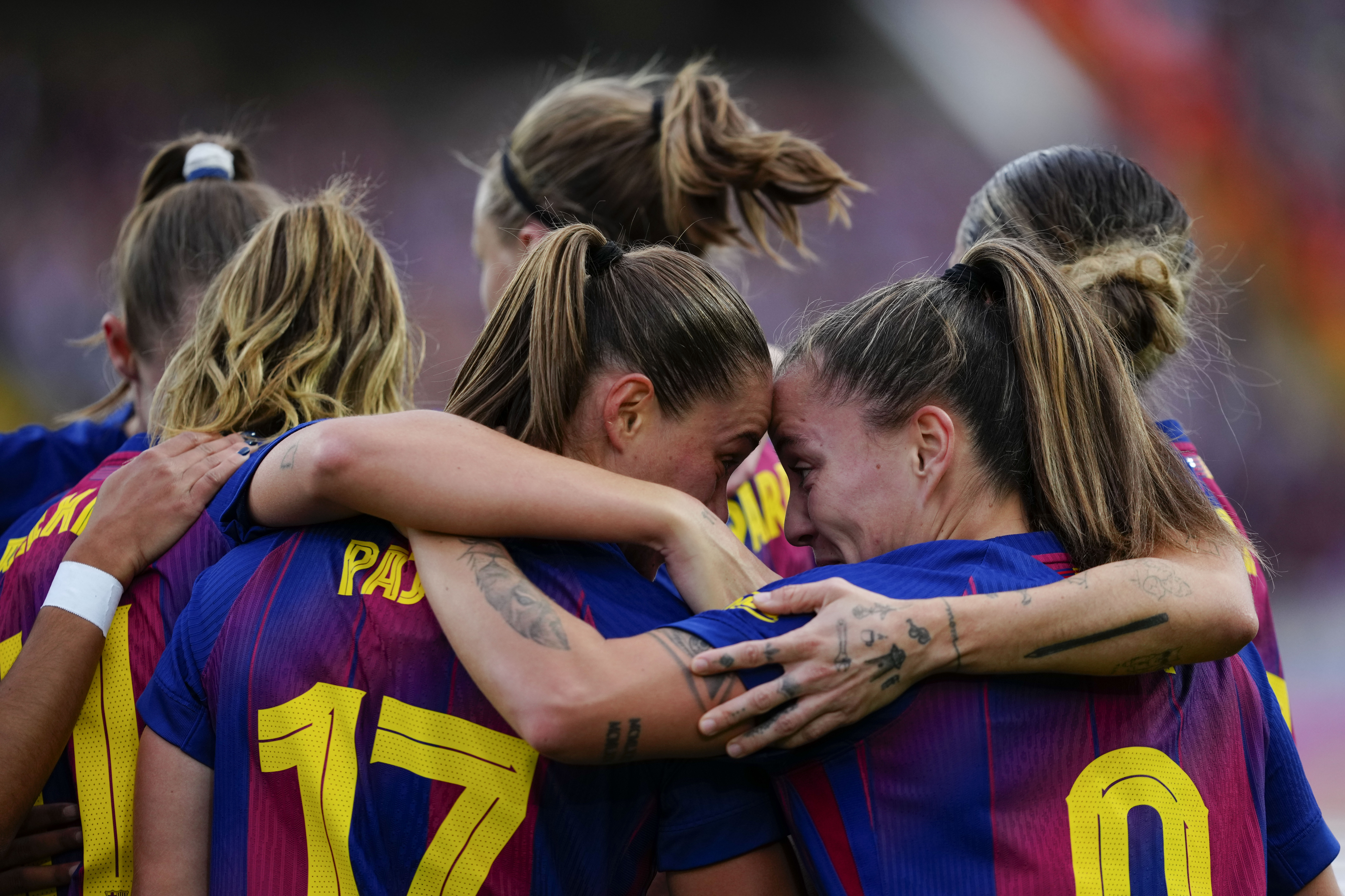 BARCELONA, 15/11/2025.-Las jugadoras del Barcelona F celebran el gol marcado por su compañeras, Ewa Pajor ante el Real Madrid F, durante el partido de la jornada 11 de la Liga F entre el Barcelona F y el Real Madrid F, este sábado en el Estadi Olímpic Lluís Companys en Barcelona.-EFE/ Alejandro García
