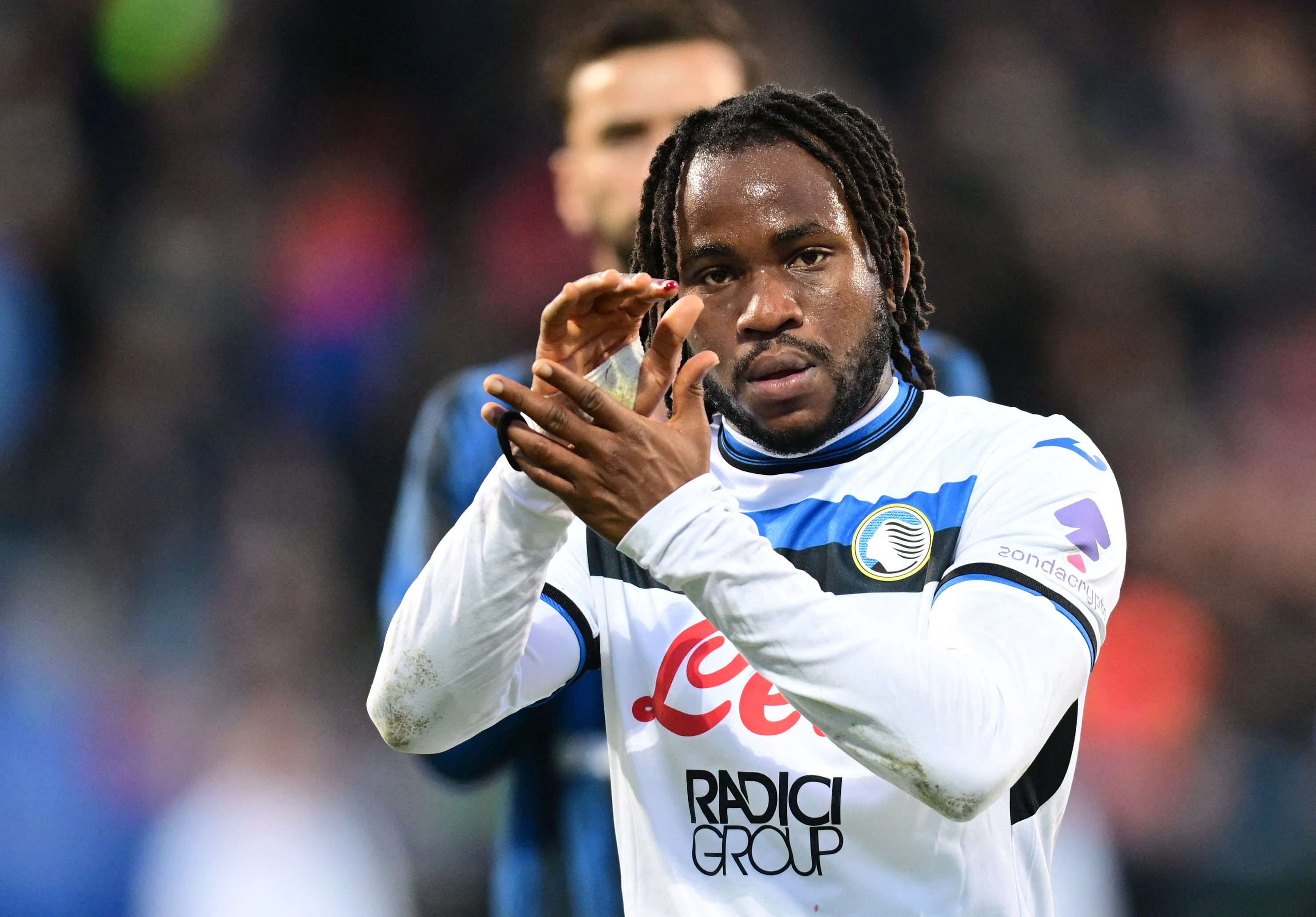 Soccer Football - Serie A - Cagliari v Atalanta - Unipol Domus, Cagliari, Italy - December 14, 2024 Atalanta's Ademola Lookman applauds fans after the match REUTERS/Daniele Mascolo