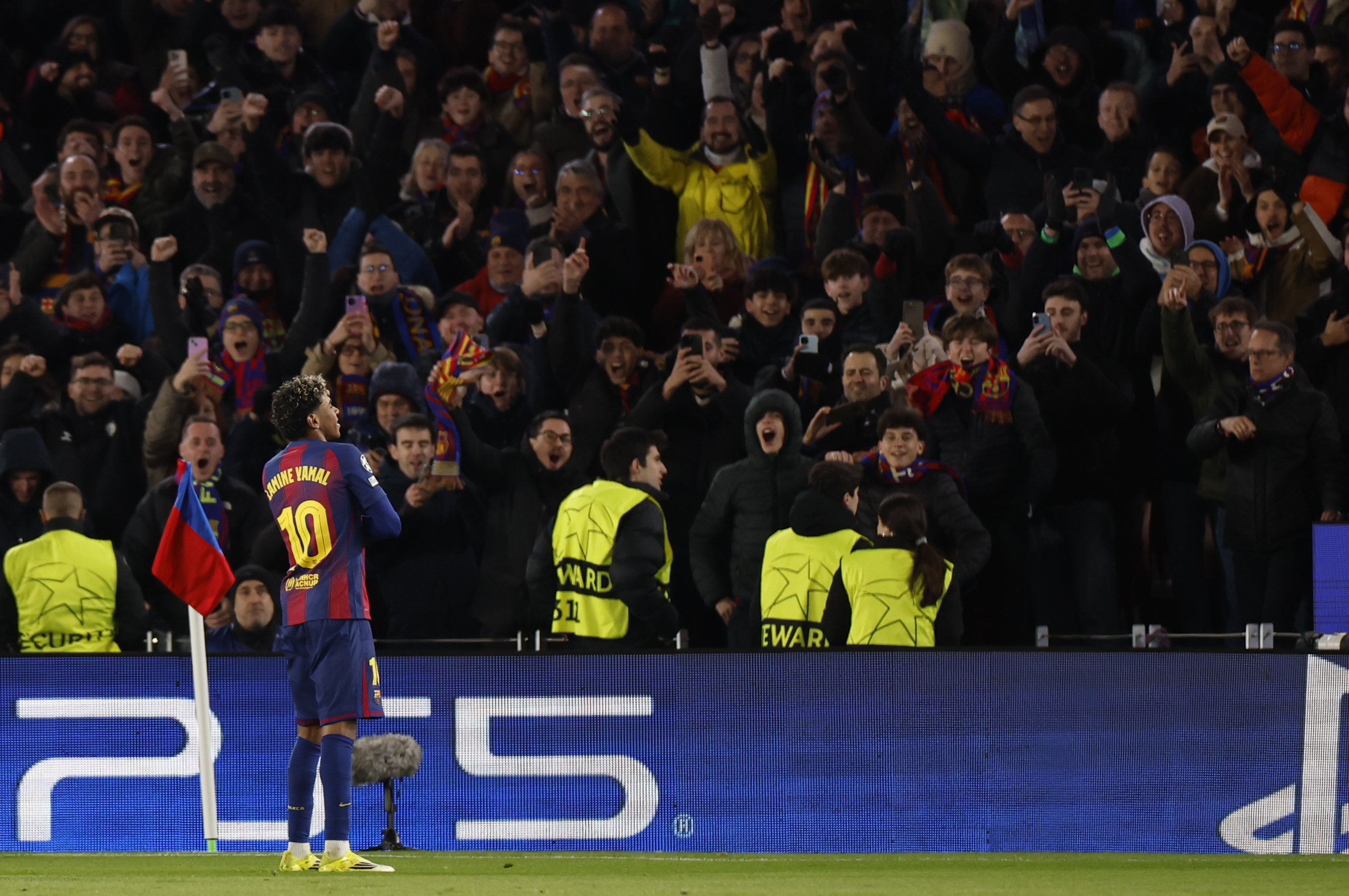 BARCELONA, 28/01/2026.- El delantero del FC Barcelona, Lamine Yamal, celebra el segundo gol del equipo blaugrana durante el encuentro correspondiente a la última jornada de la fase regular de Liga de Campeones que disputan FC Barcelona y FC Copenhague hoy miércoles en el Camp Nou. EFE/Alberto Estevez.
