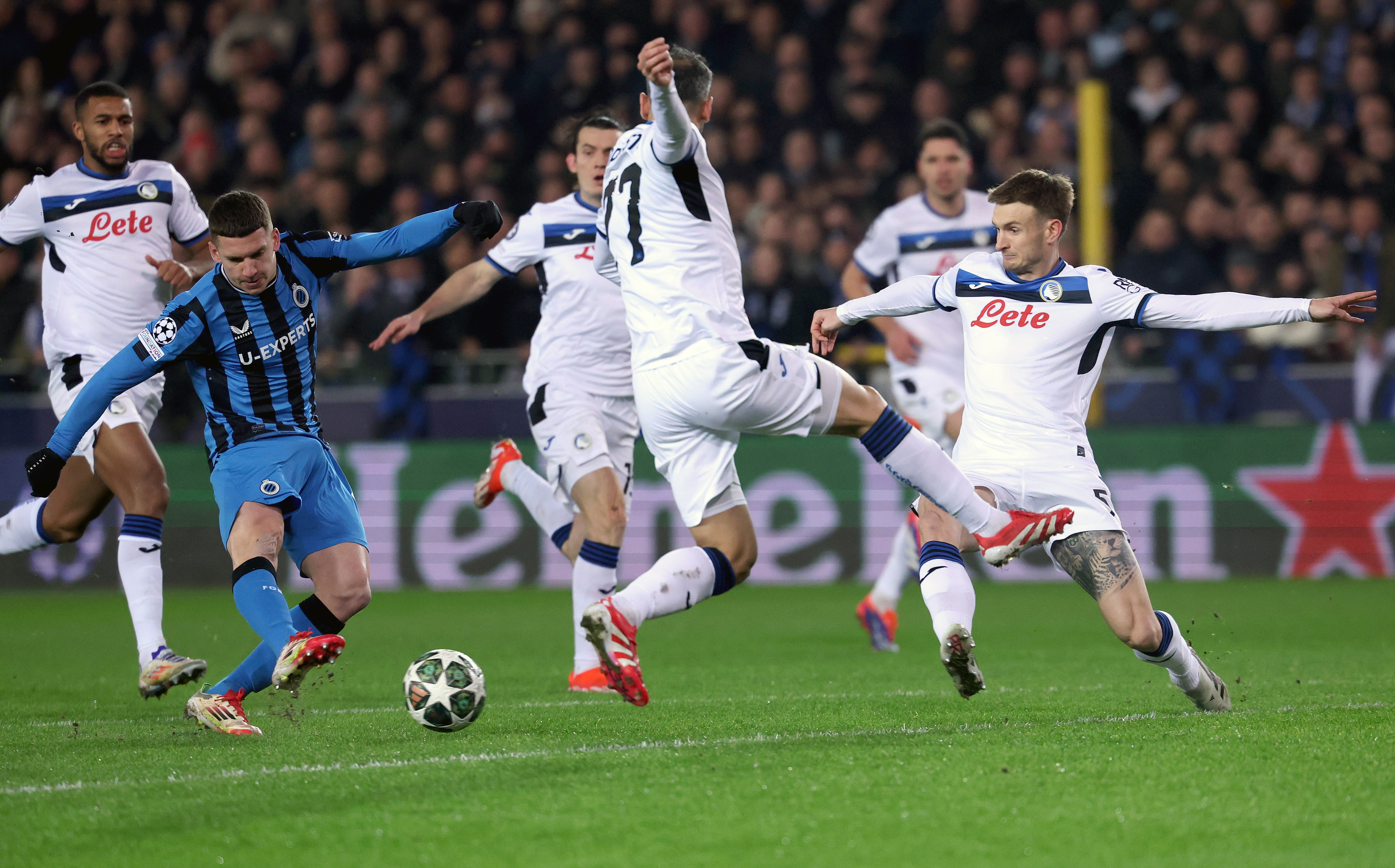 BRUGES (Belgium), 12/02/2025.- Christos Tzolis (L) of Brugge shoots during the UEFA Champions League knockout phase play-offs 1st leg match between Club Brugge KV and Atalanta BC, in Bruges, Belgium, 12 February 2025. (Liga de Campeones, Blgica, Brujas) EFE/EPA/OLIVIER MATTHYS
