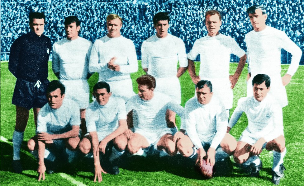 La temporada 64-65 es histórica dentro de la historia del Real Madrid. Al término de la campaña 1963-64, Miguel Muñoz, con el beneplácito de Santiago Bernabéu, había dado la baja a Alfredo Di Stéfano como primera medida de renovación de una plantilla gloriosa que no había quedado indemne al paso de los años. Eso abría un debate tanto dentro de la plantilla como en el entorno (aficionados, directiva, prensa…). Existían dudas sobre la respuesta del equipo sin la presencia del que había sido su alma durante más de una década, y que había elevado el nivel de exigencia hasta límites insospechados. Sin embargo, este nuevo Madrid haría historia al lograr su quinta Liga consecutiva: seguía batiendo récords temporada a temporada…
Así las cosas, la principal tarea de Muñoz fue intentar que la ausencia de Di Stéfano (ese verano firmó por el Español) se notara lo menos posible en el juego del equipo. Importante fue la aparición de Pirri, porque aportó mucha fuerza y despliegue al ataque jugando como interior. Grosso cumplió en una doble función: anotó 17 goles en 28 partidos e intentar hacer olvidar a Di Stéfano (algo casi imposible cuando el primer partido de la temporada fue un Español-Real Madrid). Además, Muñoz, astuto, supo darle más valor a pesos pesados como Amancio, Puskas, Gento y Santamaría. Y la mezcla entre veteranos y jóvenes dio sus frutos.
Sin embargo, el fantasma de Di Stéfano aún flotaba en el ambiente. El sorteo emparejó al Español con los blancos en la primera jornada liguera. La expectación generada hizo que el partido fuese televisado para toda España. Ganaron los blancos (1-2) con dos tantos de Puskas. El ambiente comenzaba a relajarse. Los dos siguientes encuentros borraron de un plumazo cualquier atisbo de duda: los blancos se impusieron a Las Palmas (6-0) y al Córdoba (6-1). Pero la etérea silueta de La Saeta siempre sobrevolaba el estadio Santiago Bernabéu cada vez que había un tropiezo y se agigantaba hasta ser una minicrisis si el resbalón era una derrota, cosa que sucedió ante el Valencia (0-0) y Zaragoza (1-1), y una derrota ante el Betis en Sevilla (3-1). El mejor remedio fue sacudirse la crisis derrotando al Barcelona (4-1) y al Atlético (0-1). En la jornada 11, los blancos ya volvían a dominar la tabla clasificatoria, puesto con el que acabarían la primera fase de la temporada.
La segunda vuelta fue un mano a mano con el Atlético de Madrid que se dirimiría en las cinco últimas jornadas de Liga: tras ganar al Barcelona, con una remontada made in Pirri y Serena, pero el encuentro clave sería la visita del Atlético de Madrid al Bernabéu. Los rojiblancos ganaron con un tanto de Mendonça a falta de 15 minutos para el final del encuentro. Salían del coliseo madridista con dos puntos de ventaja a falta de cuatro partidos por disputarse y, sobre todo, con el cartel de máximo favorito a levantar la Copa de campeón liguero. En la siguiente jornada, los atléticos cayeron en Elche y los blancos ganaron al Murcia (4-1). De nuevo, todo igualado. A dos jornadas para el final, los madridistas derrotaron por la mínima al Athletic (1-0), pero los atléticos perdieron en Valencia (3-1). Los blancos eran virtuales campeones de Liga. Para afianzarlo, derrotaron al Sevilla en la última jornada, mientras que el Atlético caía derrotado en casa ante el Zaragoza (2-3)… Los blancos ganaban su quinta Liga consecutiva. La primera sin Di Stéfano.