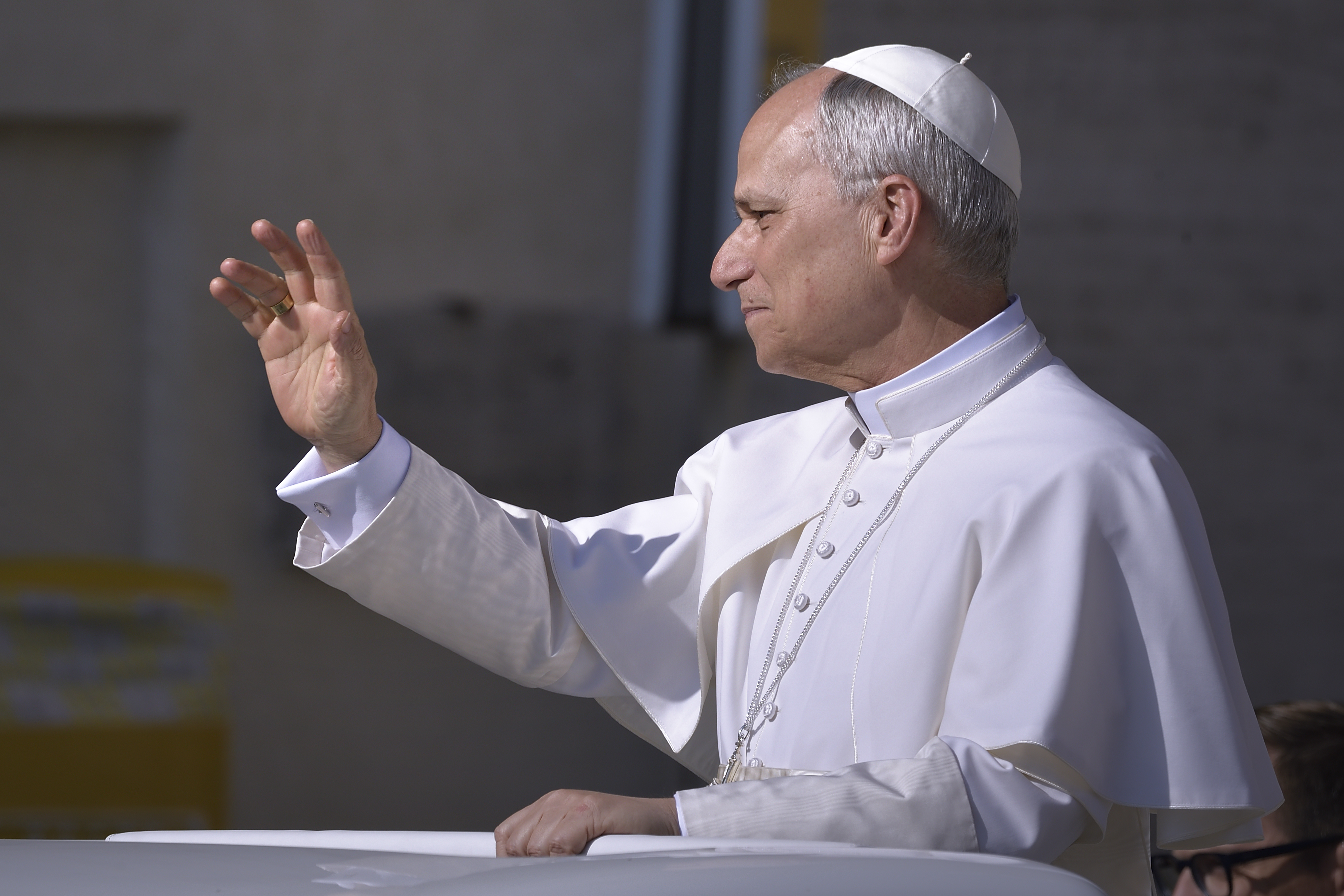 El Papa León XIV recorre la plaza de San Pedro en Papamóvil por primera vez antes de la misa de inicio de su Pontificado, a 17 de mayo de 2025, en Ciudad del Vaticano. Con esta ceremonia se marca el inicio del ministerio petrino del estadounidense Robert Prevost, el Papa León XIV. Prevost se convierte así en el 267 Pontífice de la Iglesia tras el fallecimiento el pasado 21 de abril del Papa Francisco. Se espera la presencia de más de 150 delegaciones internacionales y cerca de 200.000 fieles.
18 MAYO 2025;MISA;PONTIFICADO;PAPA;LEÓN XIV;CEREMONIA;CELEBRACIÓN;RELIGIÓN
Stefano Spaziani / Europa Press
18/05/2025