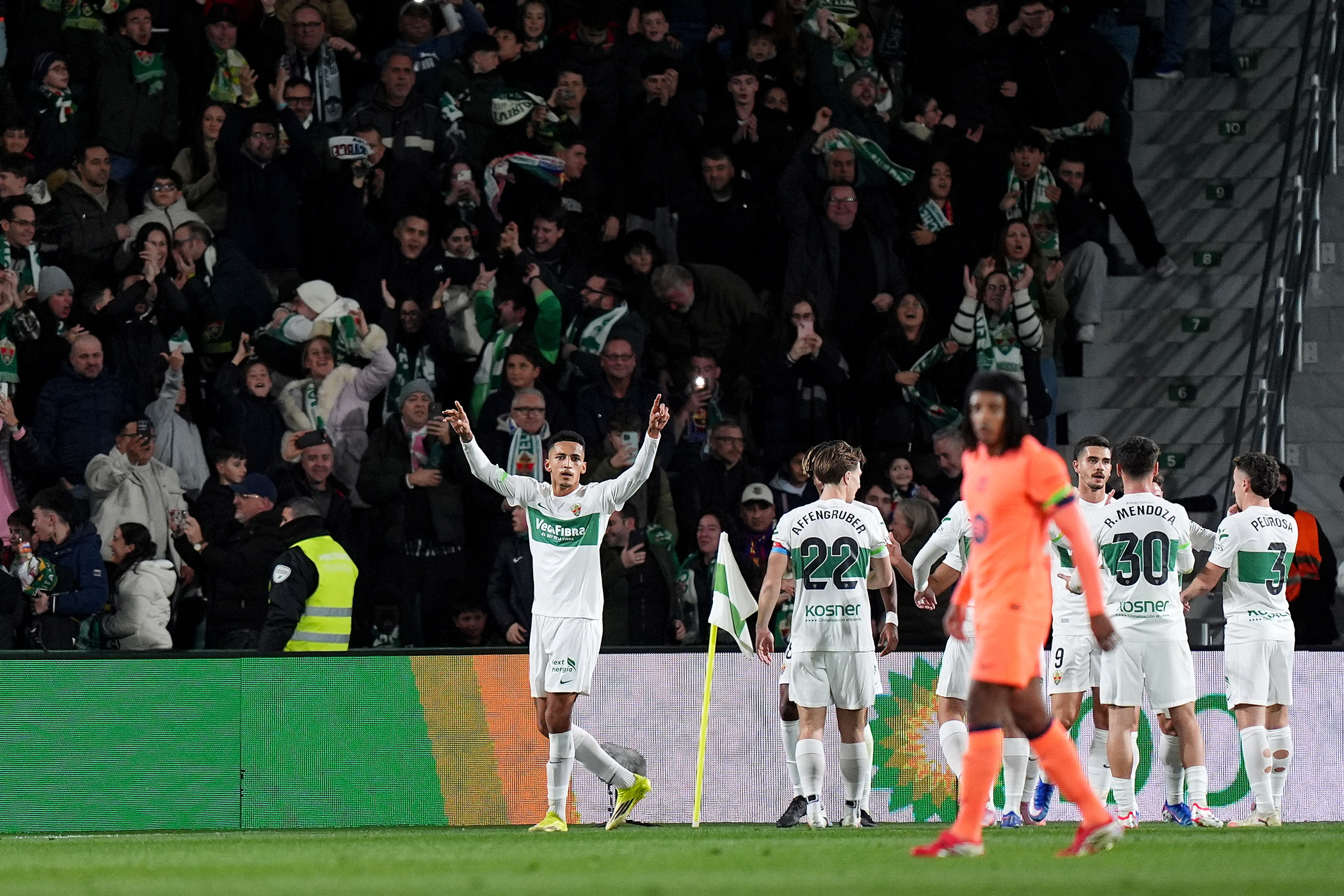 1-1. Álvaro Rodríguez celebra el gol del empate.