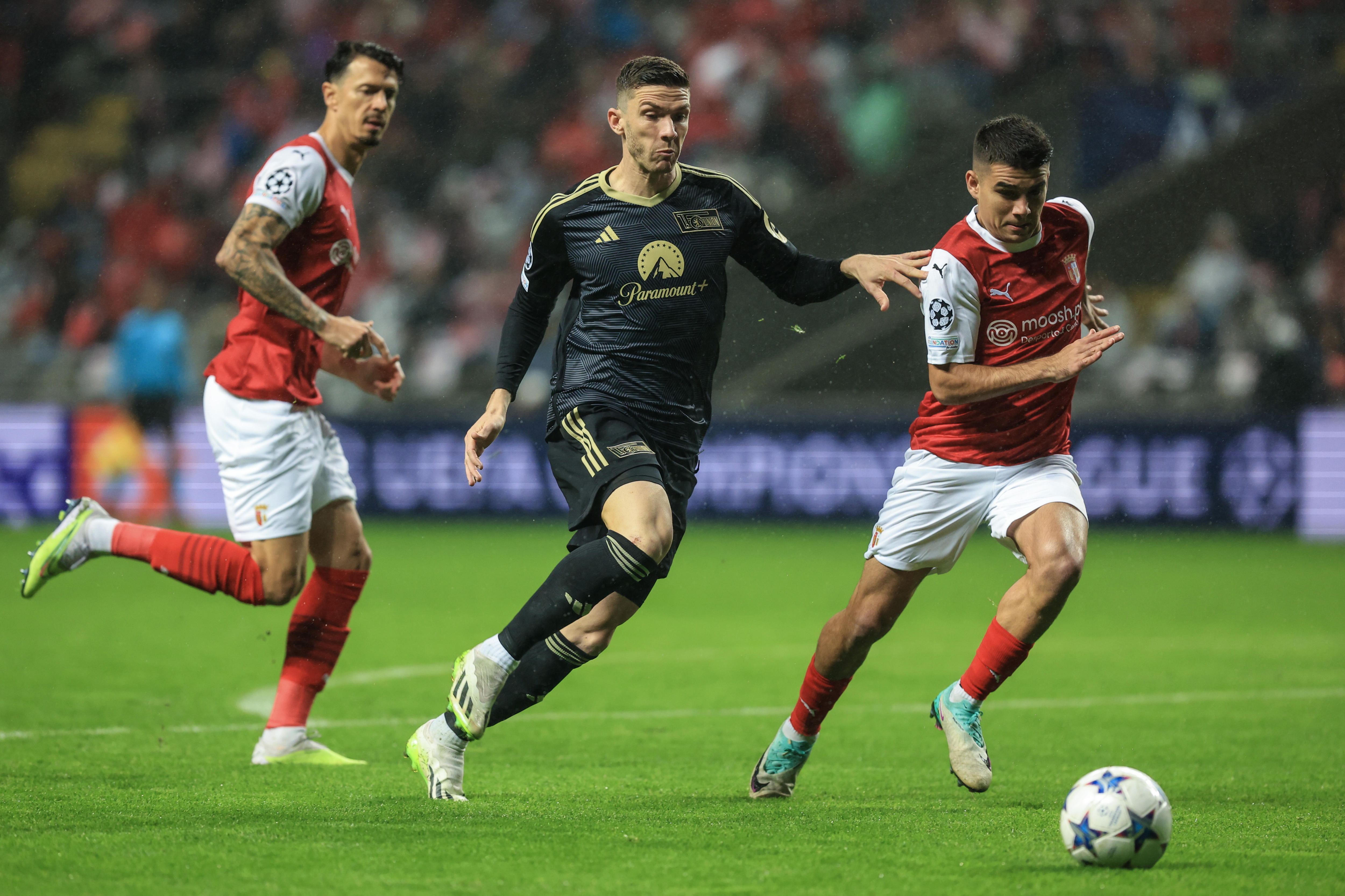 Braga (Portugal), 29/11/2023.- Braga's Victor Gomez (R) in action against Union Berlin's Robin Gosens (C) during the UEFA Champions League group C soccer match between Sporting Braga and Union Berlin at Braga Municipal stadium, in Braga, Portugal, 29 November 2023. (Liga de Campeones) EFE/EPA/JOSE COELHO