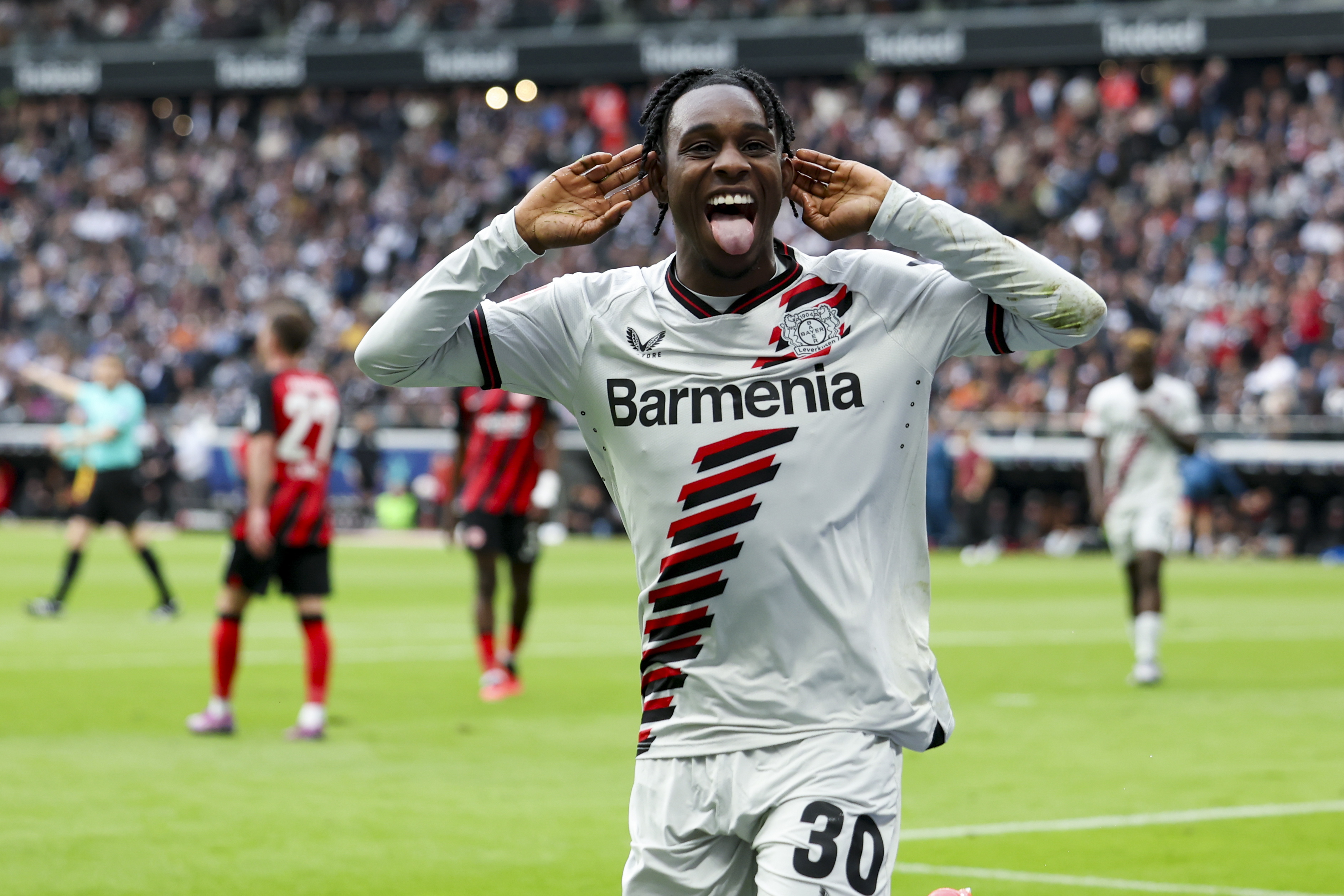 Frankfurt (Germany), 05/05/2024.- Leverkusen's Jeremie Frimpong celebrates with teammates after scoring the 1-4 goal during the German Bundesliga soccer match between Eintracht Frankfurt and Bayer Leverkusen in Dortmund, Germany, 05 May 2024. (Alemania) EFE/EPA/CHRISTOPHER NEUNDORF CONDITIONS - ATTENTION: The DFL regulations prohibit any use of photographs as image sequences and/or quasi-video.
