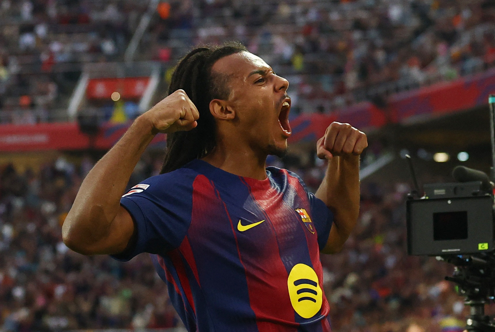 Soccer Football - LaLiga - FC Barcelona v Real Sociedad - Estadi Olimpic Lluis Companys, Barcelona, Spain - September 28, 2025 FC Barcelona's Jules Kounde celebrates scoring their first goal REUTERS/Albert Gea
