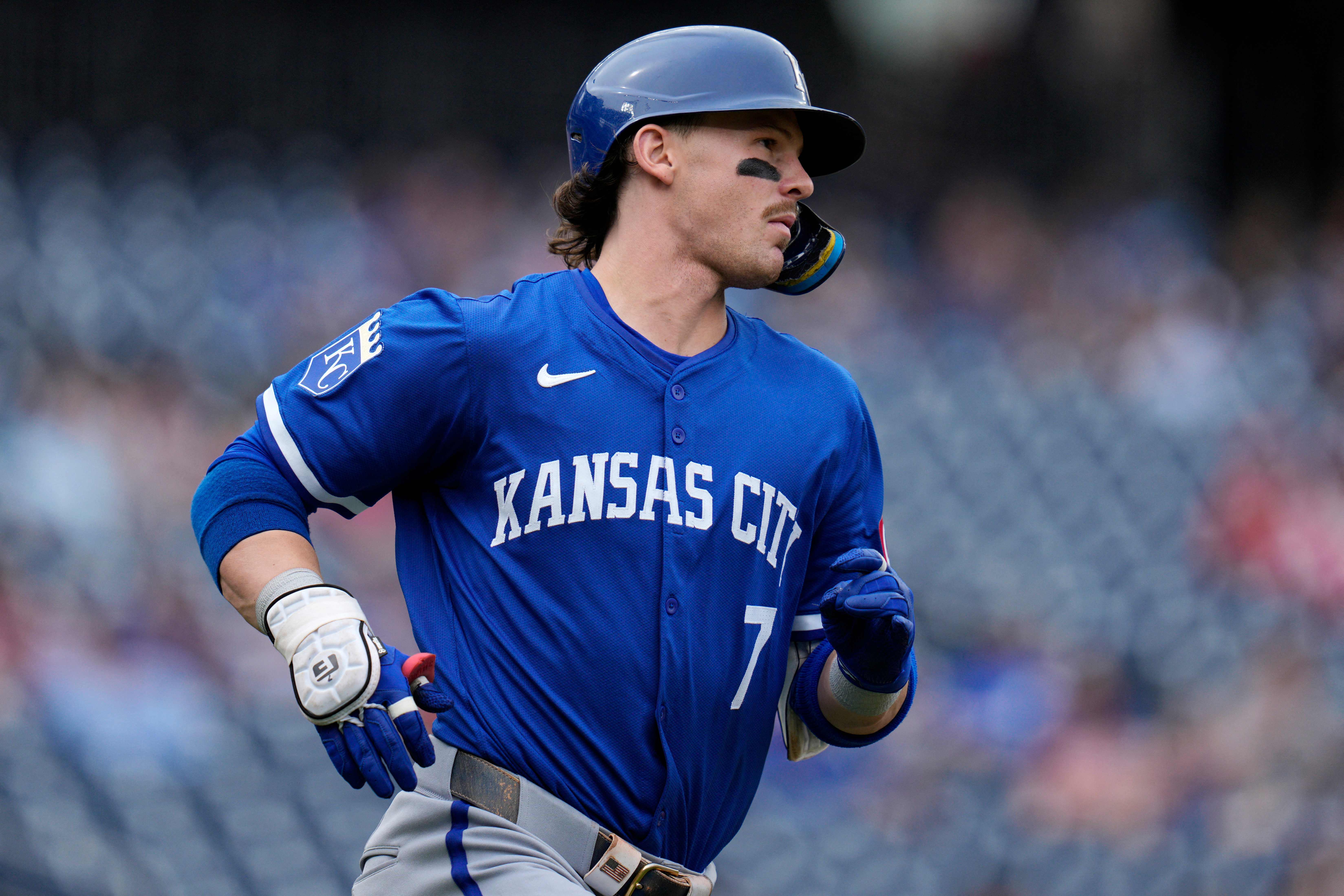 Bobby Witt Jr., #7 de los Kansas City Royals, corre a primera base en un juego contra los Washington Nationals.