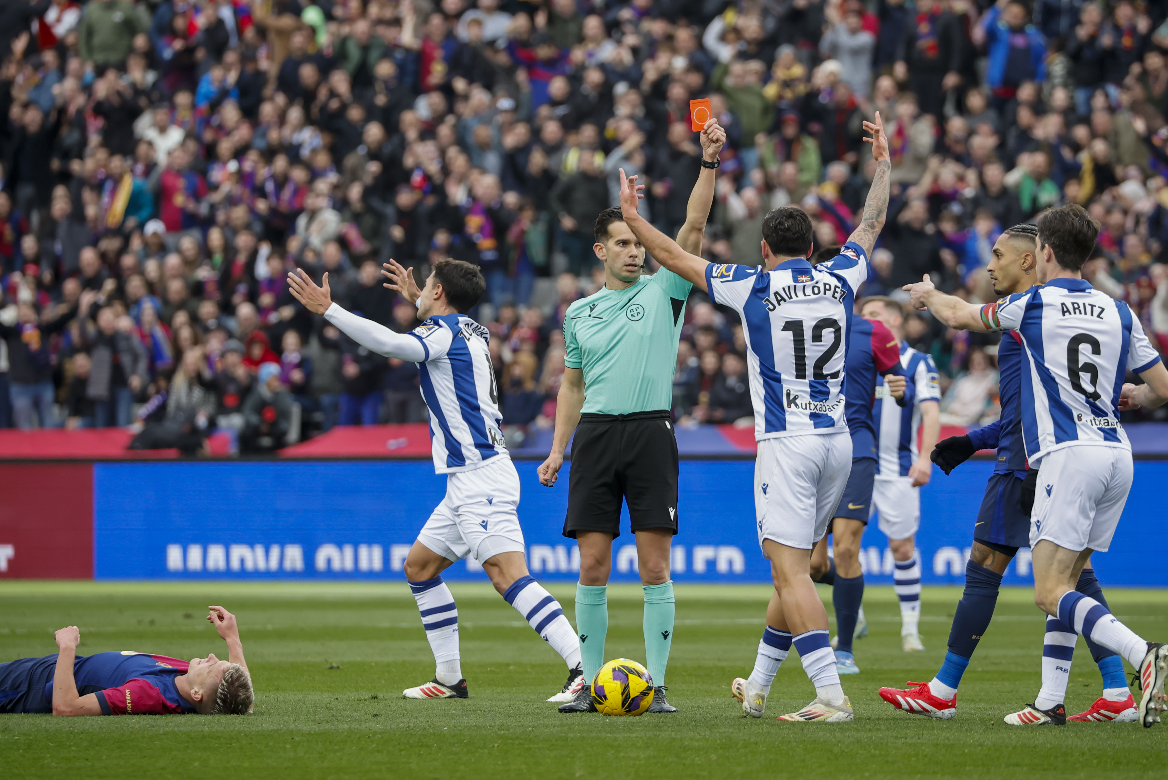 BARCELONA, 02/03/2025.- El colegiado Alejandro Quintero Gonzlez (c) muestra tarjeta roja al defensa de la Real Sociedad Aritz Elustondo (d) durante el partido de LaLiga EA Sports entre FC Barcelona y Real Sociedad, este domingo en el estadio Olmpico de Montjuic de Barcelona. EFE/ Andreu Dalmau