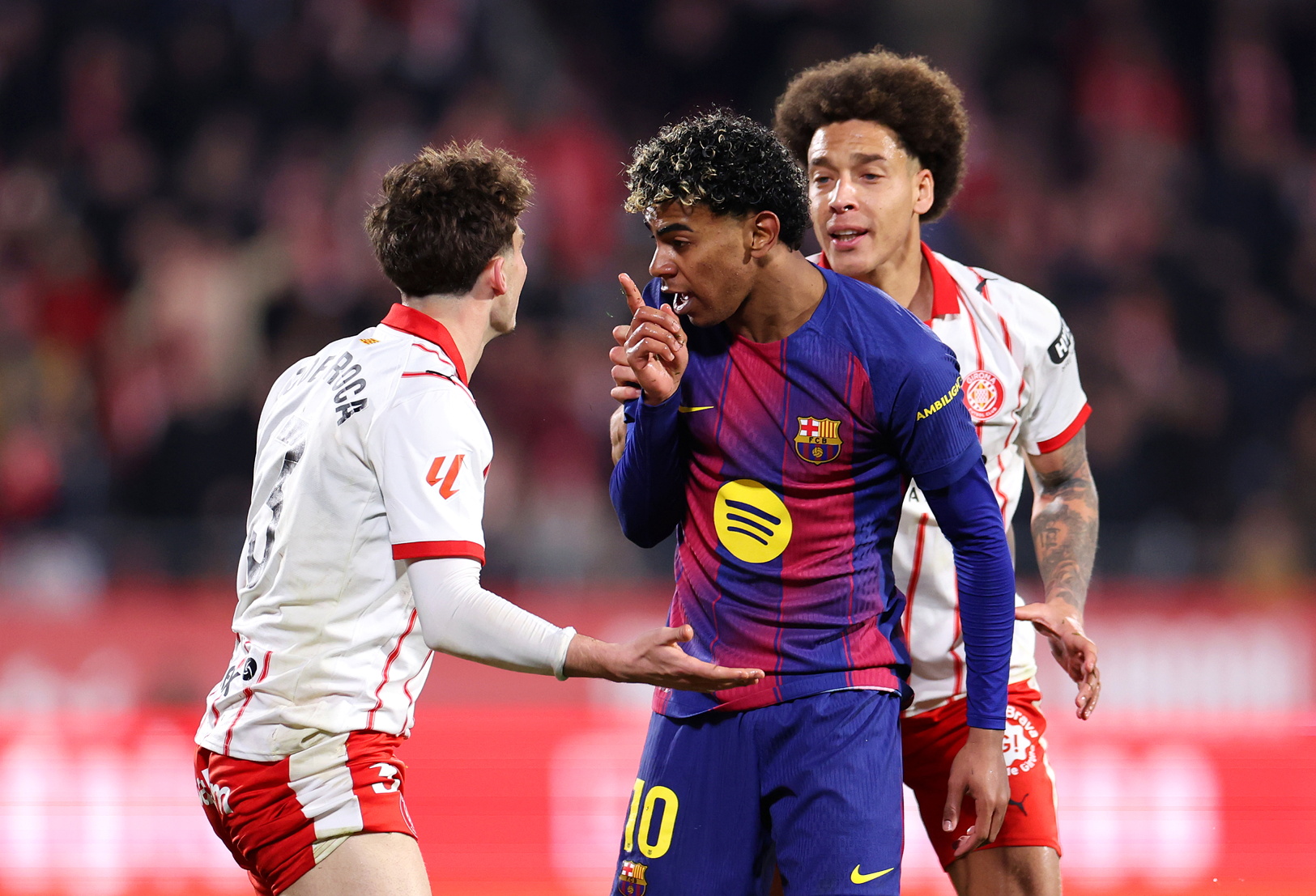 El delantero blanquirrojo corta una jugada con una entrada desmedida a Lamine Yamal. El arbitro, Soto Grado, le enseña la cartulina roja y, entre tanto, se monta una bronca que al final acaba en nada.