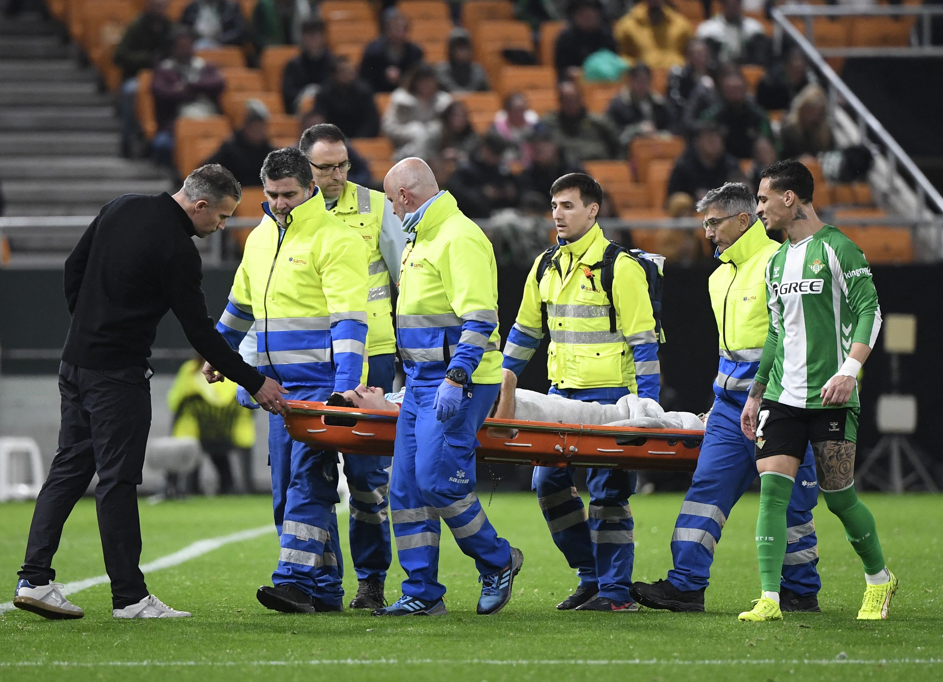 Feyenoord's Dutch head coach Robin van Persie talks to his son Feyenoord's Dutch defender #49 Shaqueel Van Persie injured, leaving the pitch on a stretcher during the UEFA Europa League 1st round day 8 football match between Real Betis and Feyenoord at La Cartuja Stadium in Seville on January 29, 2026. (Photo by CRISTINA QUICLER / AFP)