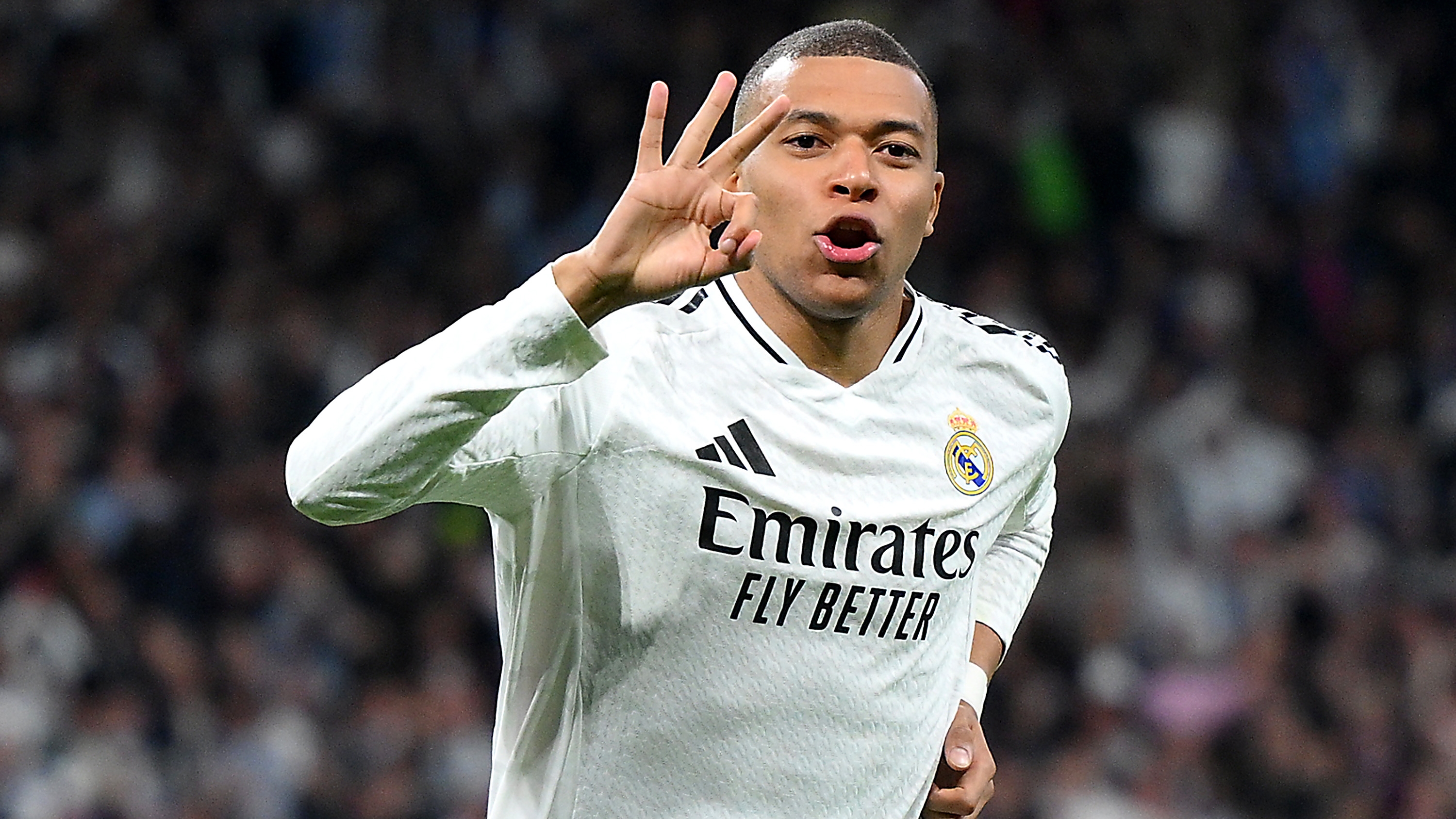 Kylian Mbapp, delantero del Real Madrid, celebra el hat-trick que marc al Manchester City en el partido de vuelta de la eliminatoria de playoff de la UEFA Champions League.