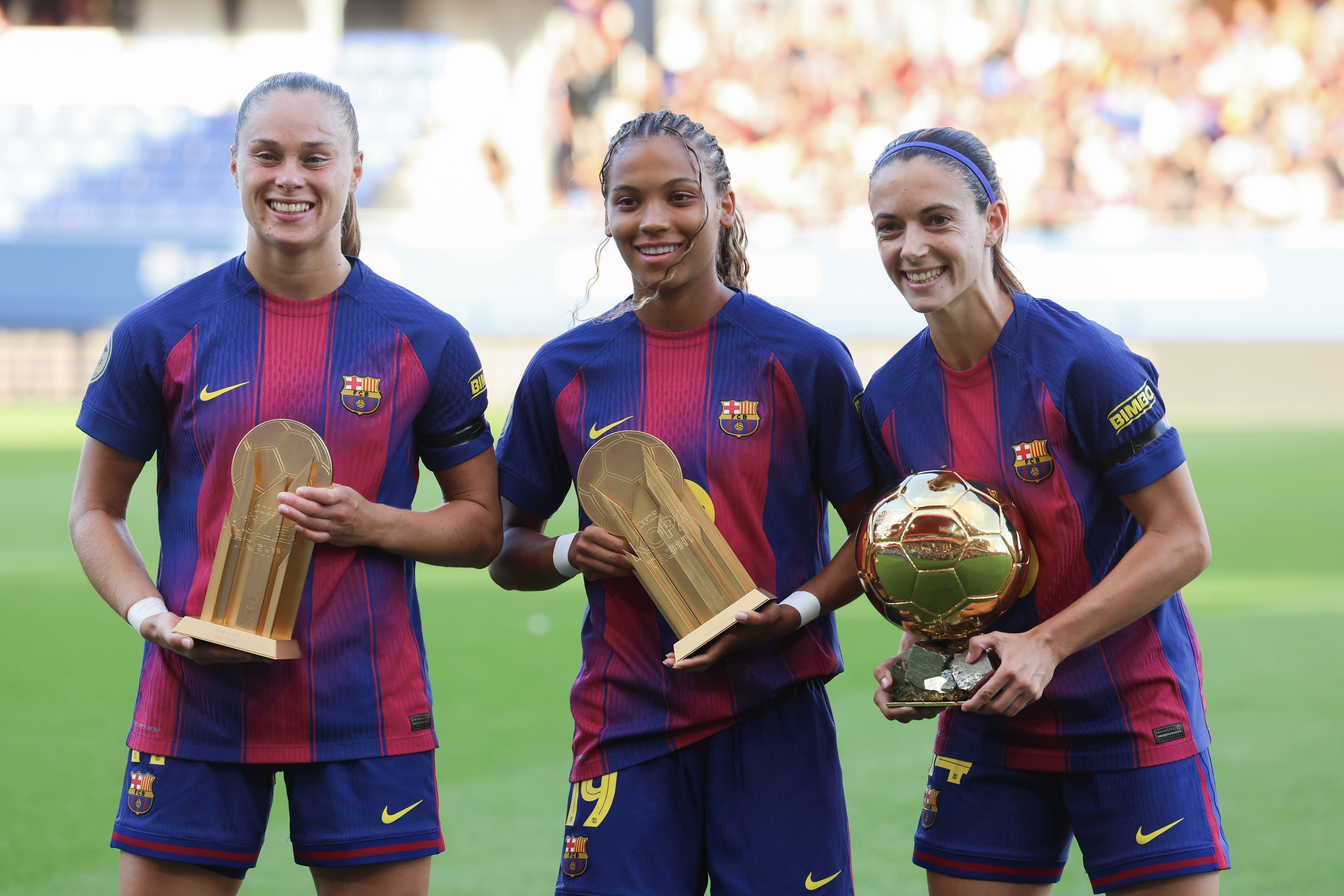 27/09/25 FUTBOL FEMENINO
PARTIDO PRIMERA DIVISION LIGAF
FC BARCELONA - RCD ESPANYOL
Ewa Pajor TROFEO GERD MULLER
Vicky Lopez TROFEO KOPA
AITANA BONMATI BALON DE ORO