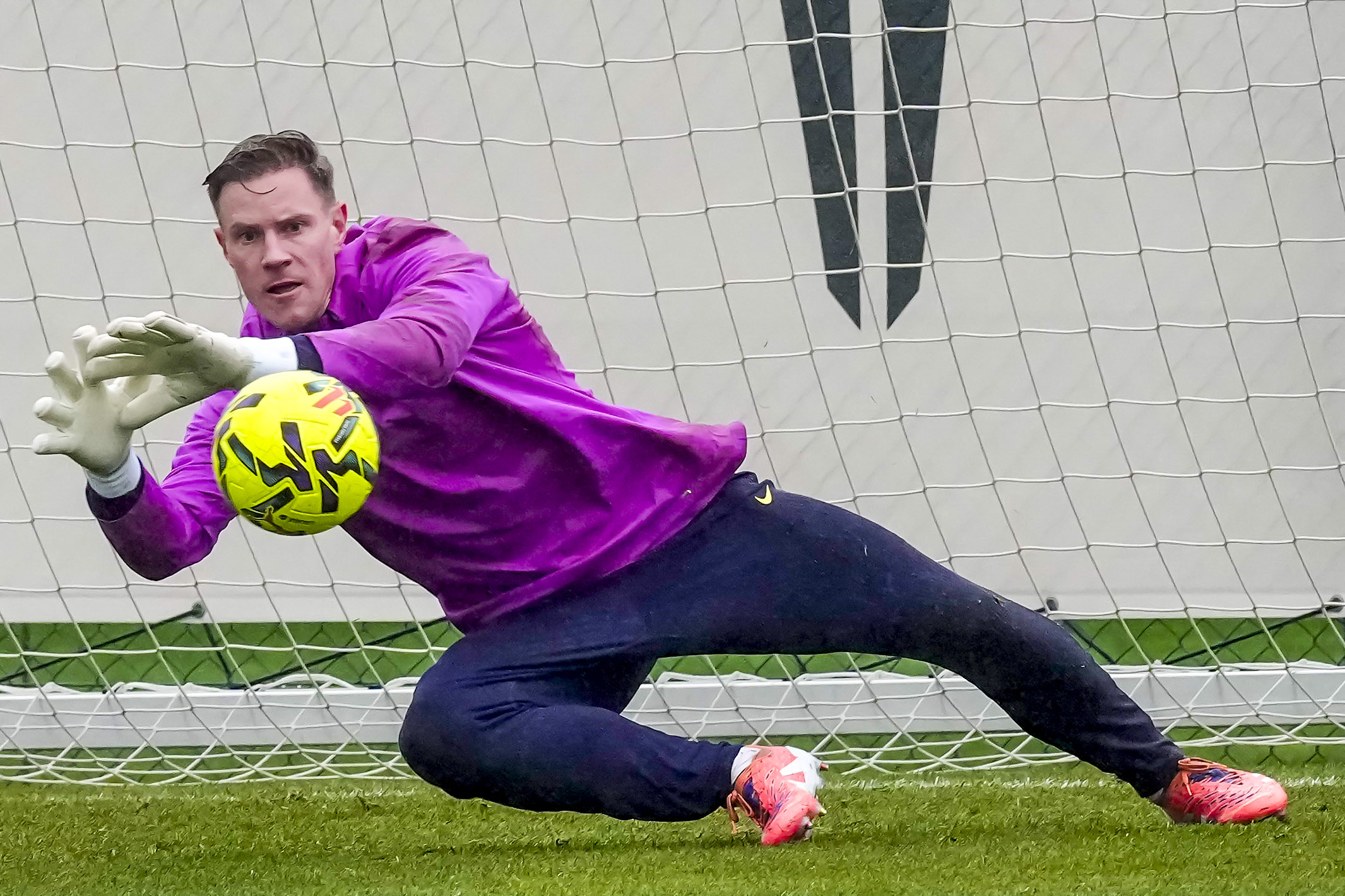 SANT JOAN DESPÍ (BARCELONA), 20/12/2025.- El portero alemán Marc Andre Ter Stegen durante el entrenamiento del primer equipo del FC Barcelona en las instalaciones de la Ciudad Deportiva Joan Gamper este sábado. EFE/ Enric Fontcuberta
