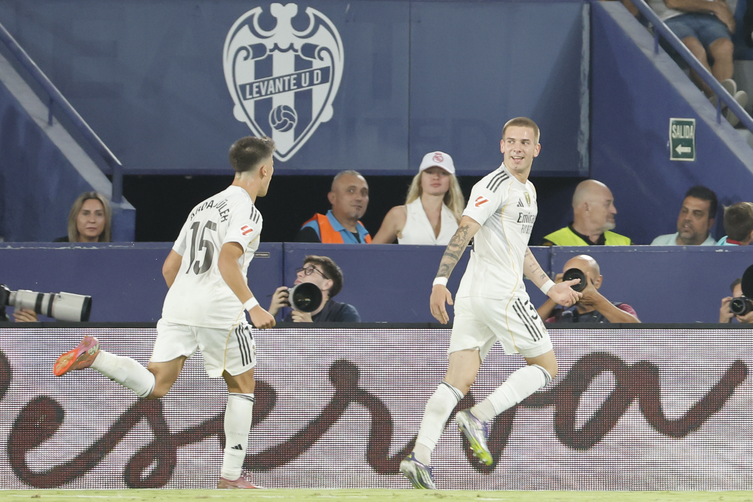 VALENCIA, 23/09/2025.- El centrocampista argentino del Real Madrid Franco Mastantuono (d) celebra su gol, segundo del equipo ante el Levante, durante el partido de la sexta jornada de LaLiga EA Sports que Levante UD y Real Madrid disputan hoy martes en el estadio Ciutat de Valencia. EFE/Ana Escobar
