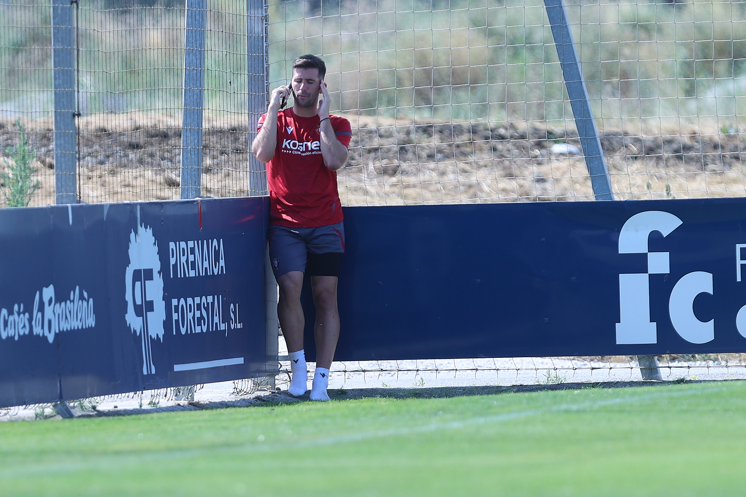 Entrenamiento de Osasuna. Jesus Areso recibe una llamada durante el entrenamiento para su posible salida al Atlético de Madrid o Atletic de Bilbao.

 



 





 

