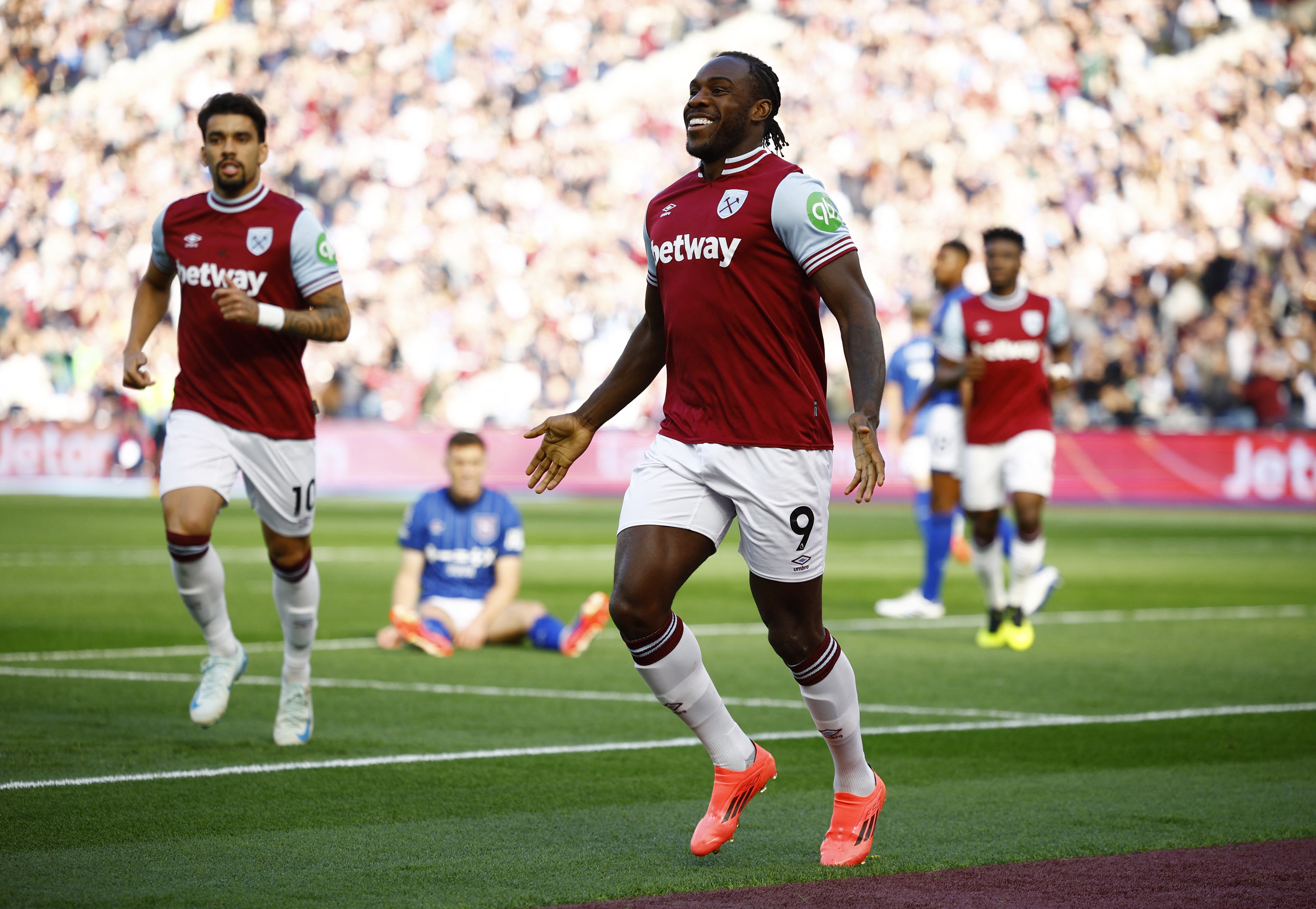 Soccer Football - Premier League - West Ham United v Ipswich Town - London Stadium, London, Britain - October 5, 2024 West Ham United's Michail Antonio celebrates scoring their first goal Action Images via Reuters/John Sibley EDITORIAL USE ONLY. NO USE WITH UNAUTHORIZED AUDIO, VIDEO, DATA, FIXTURE LISTS, CLUB/LEAGUE LOGOS OR 'LIVE' SERVICES. ONLINE IN-MATCH USE LIMITED TO 120 IMAGES, NO VIDEO EMULATION. NO USE IN BETTING, GAMES OR SINGLE CLUB/LEAGUE/PLAYER PUBLICATIONS. PLEASE CONTACT YOUR ACCOUNT REPRESENTATIVE FOR FURTHER DETAILS..