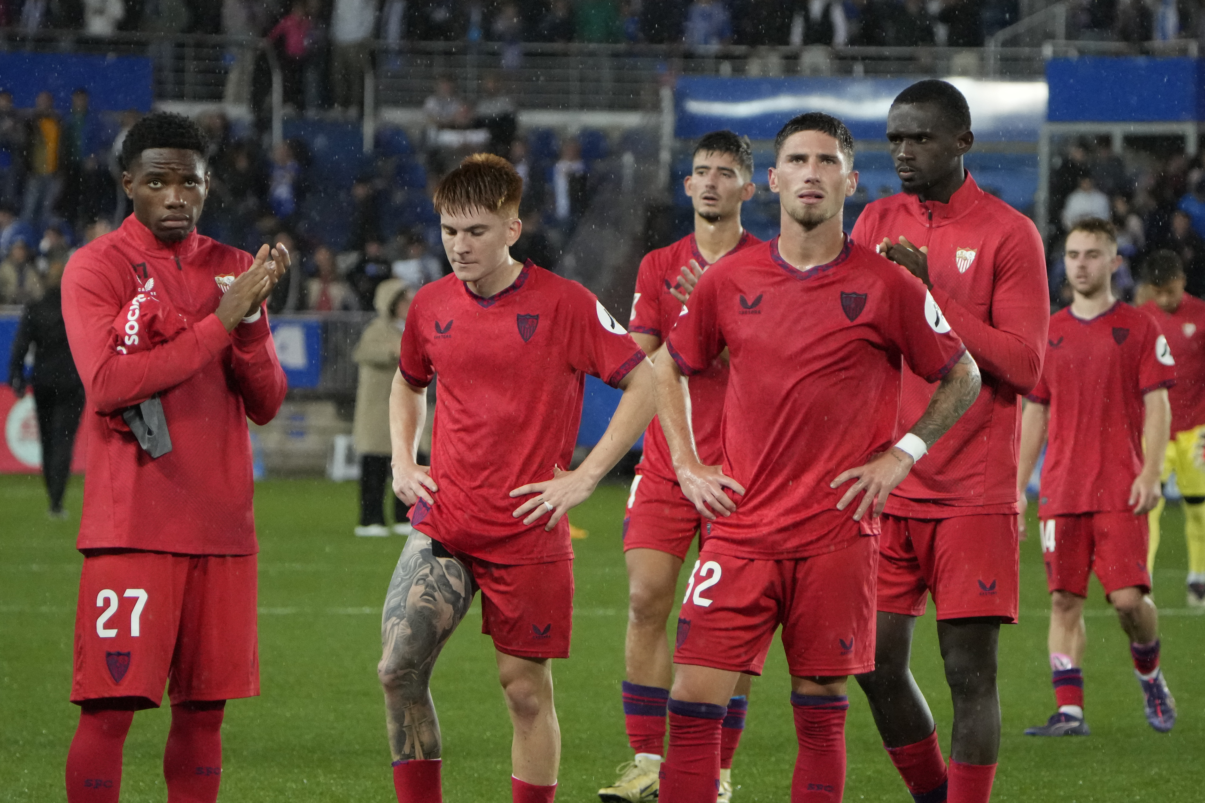 VITORIA-GASTEIZ, 20/09/2024.- Los jugadores del Sevilla a la finalización del partido de la jornada 6 de LaLiga EA Sports, entre el Deportivo Alavés y el Sevilla FC que se ha disputado este viernes en el estadio de Mendizorroza, en Vitoria. EFE/ Adrián Ruiz Hierro