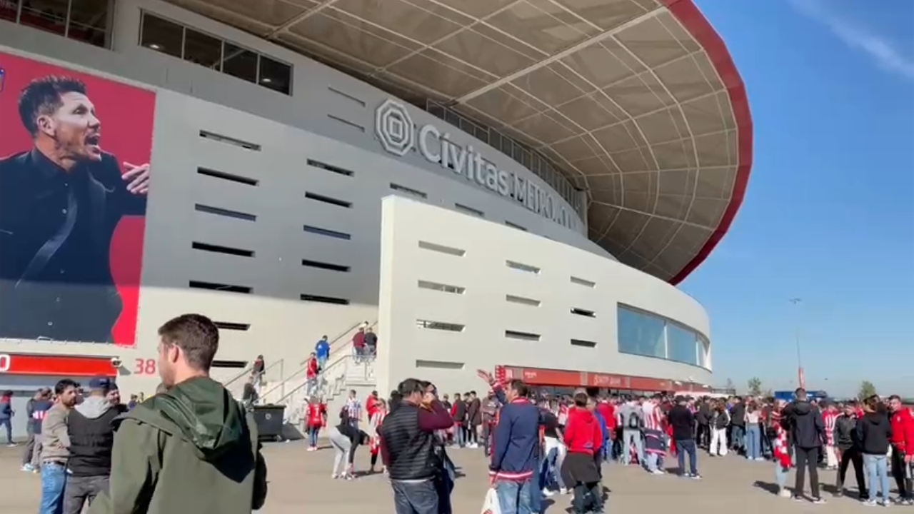 Parte de la afición del Atlético de Madrid no entra al estadio en modo protesta