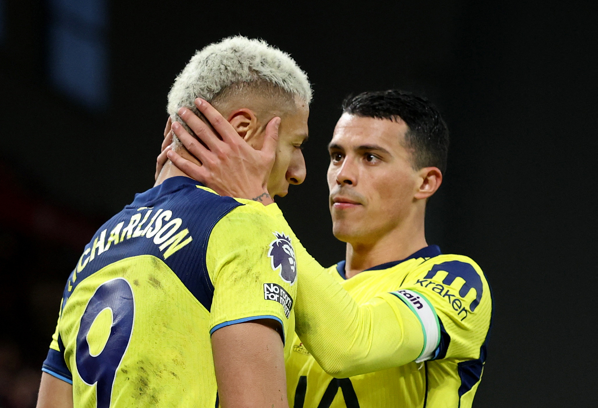 Richarlison celebra un gol con Pedro Porro