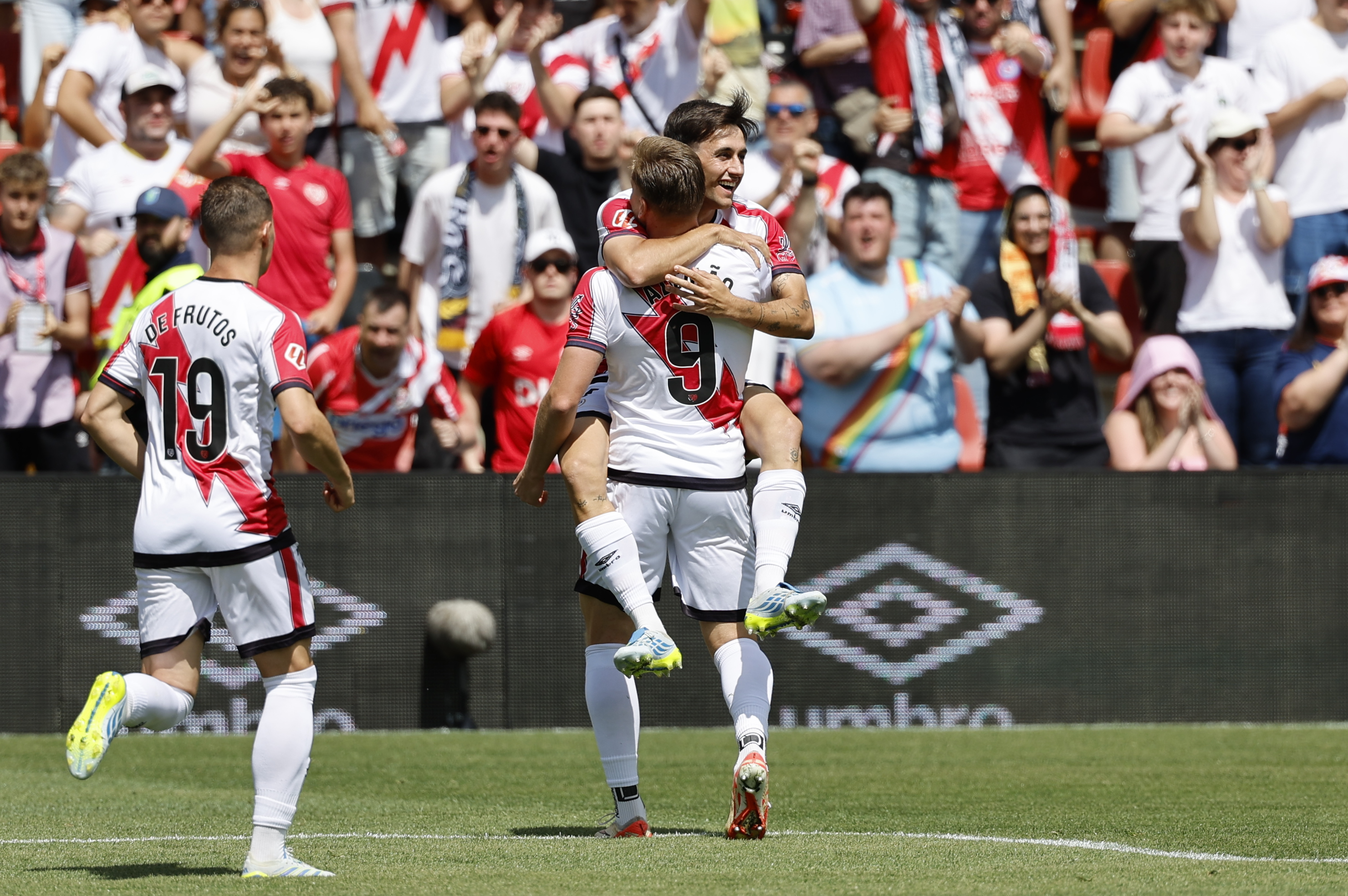 MADRID, 26/04/2026.- El jugador del Rayo Vallecano Andrei Ra?iu celebra un gol antes de ser anulado durante el partido de LaLiga entre el Rayo Vallecano y la Real Sociedad celebrado en el estadio de Vallecas enMadrid, este domingo. EFE/Mariscal