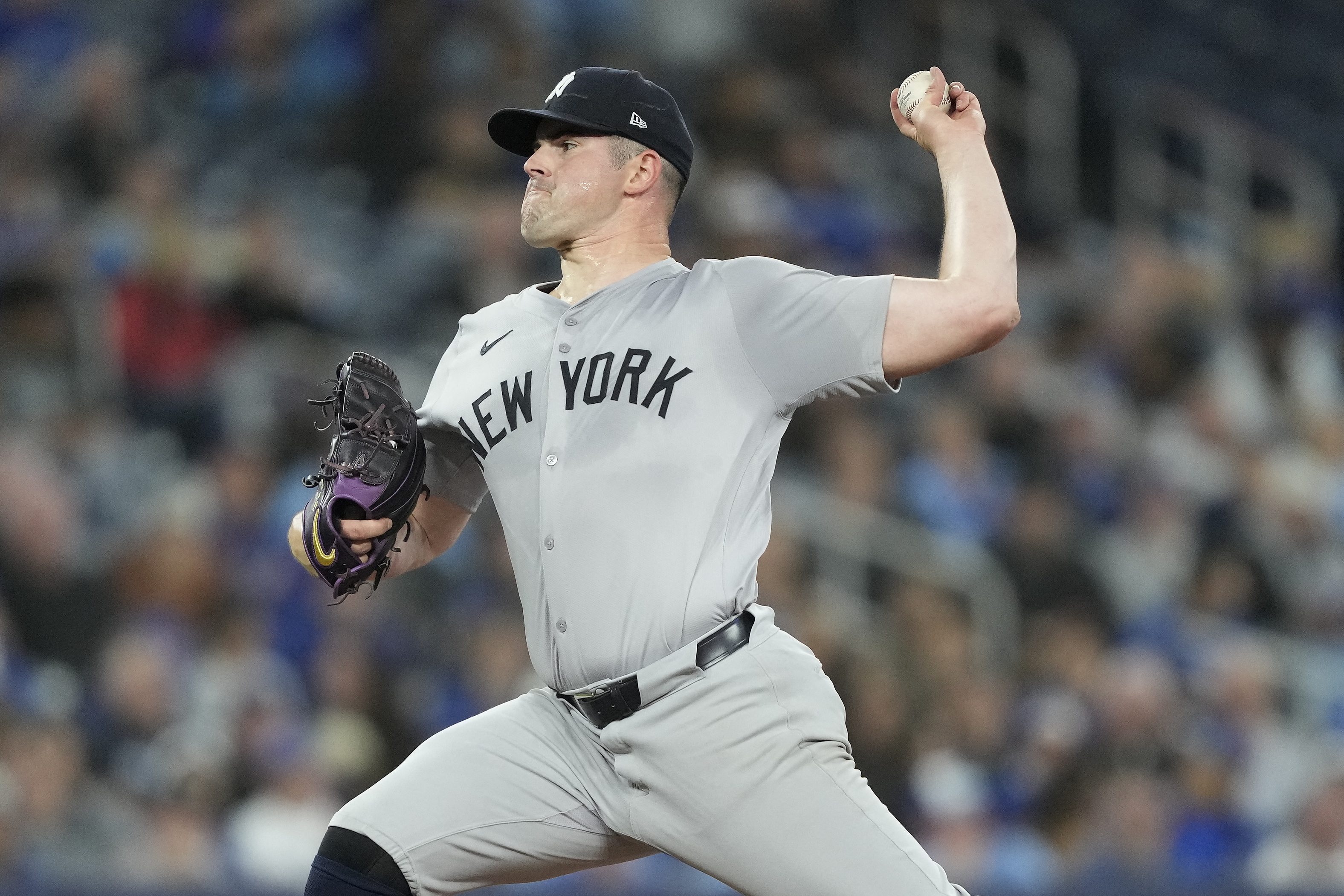 Carlos Rodón (55) lanza contra los Toronto Blue Jays en el Rogers Centre