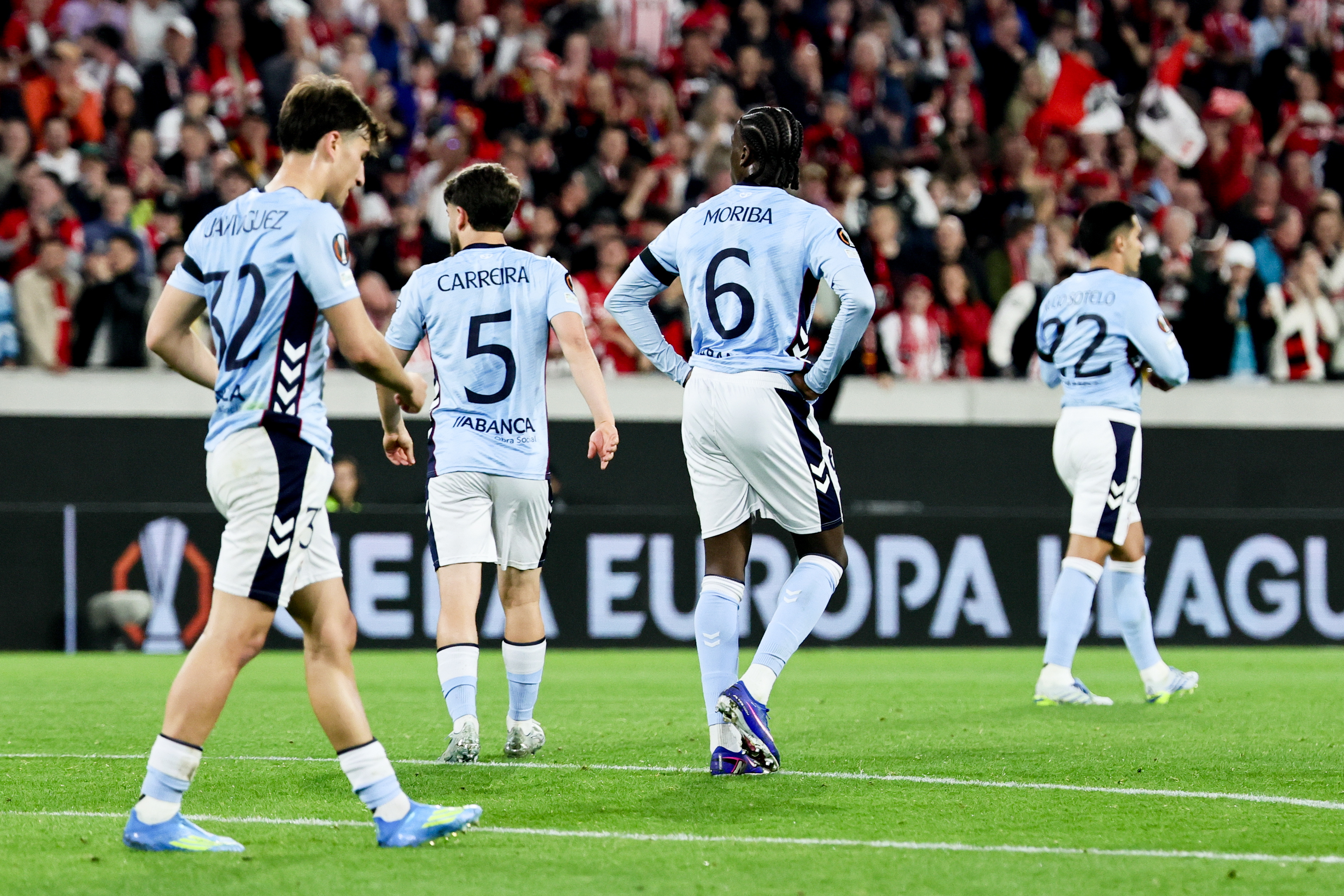 FREIBURG (Germany), 09/04/2026.- Players of Celta Vigo react after receiving the second goal during the UEFA Europa League quarter-finals 1st-leg soccer match between SC Freiburg and RC Celta de Vigo in Freiburg, Germany, 09 April 2026. (Alemania) EFE/EPA/RONALD WITTEK

