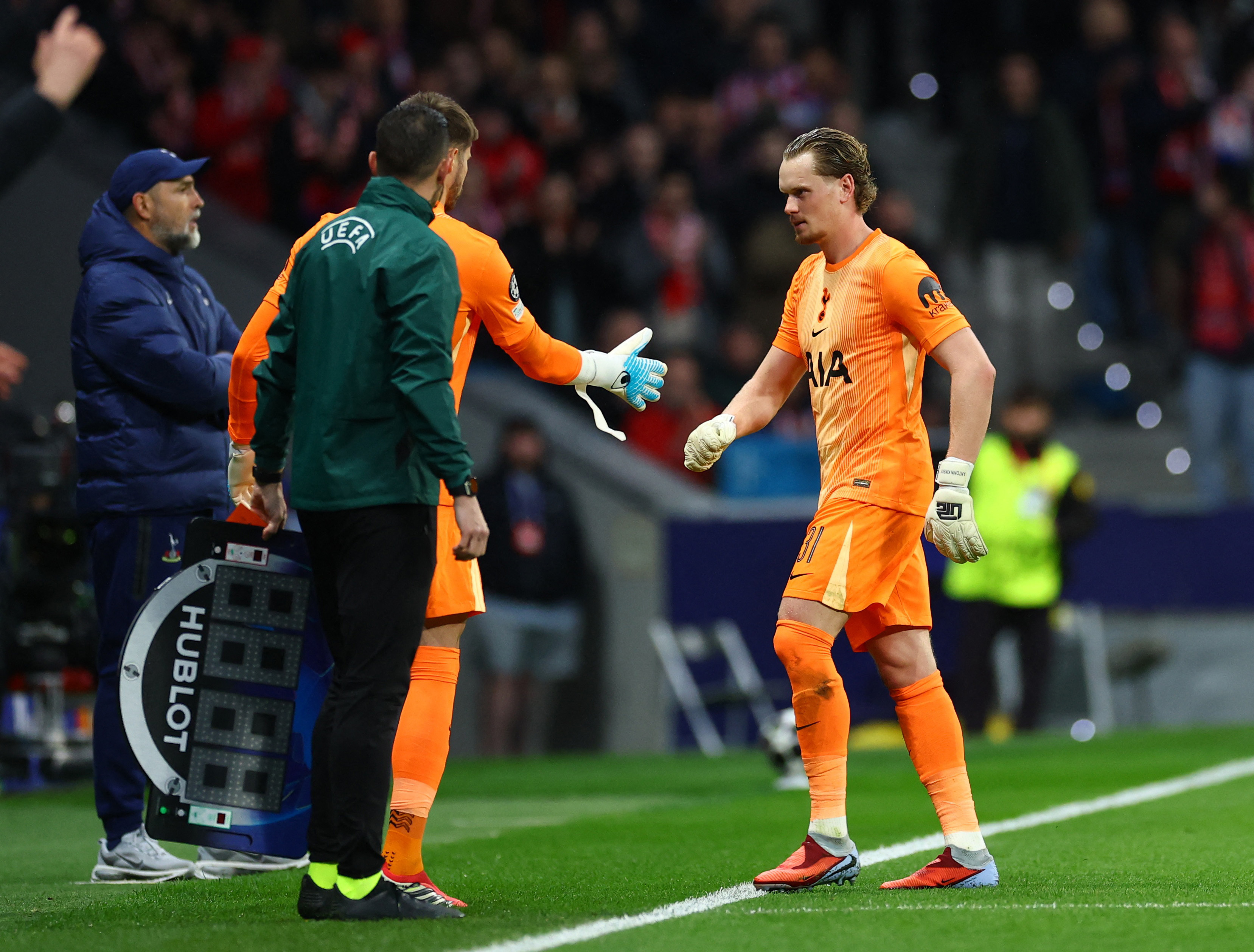 Soccer Football - UEFA Champions League - Round of 16 - First Leg - Atletico Madrid v Tottenham Hotspur - Riyadh Air Metropolitano, Madrid, Spain - March 10, 2026 Tottenham Hotspur's Guglielmo Vicario comes on as a substitute to replace Antonin Kinsky Action Images via Reuters/Matthew Childs