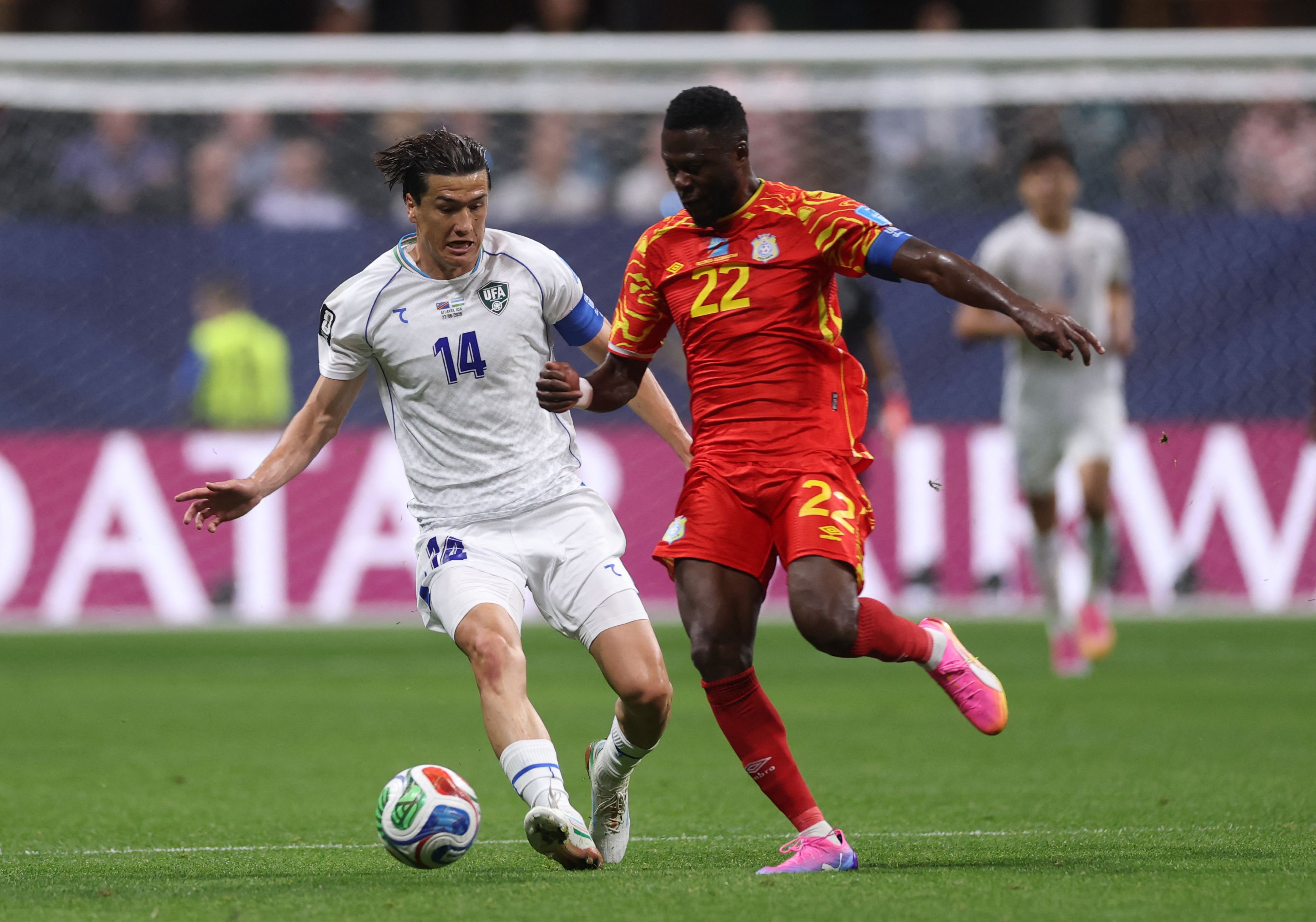 ATLANTA, GEORGIA - JUNE 27: Eldor Shomurodov #14 of Uzbekistan competes for the ball against Chancel Mbemba #22 of Congo DR during the FIFA World Cup 2026 Group K match between Congo DR and Uzbekistan at Atlanta Stadium on June 27, 2026 in Atlanta, Georgia.   Lars Baron/Getty Images/AFP (Photo by Lars Baron / GETTY IMAGES NORTH AMERICA / Getty Images via AFP)