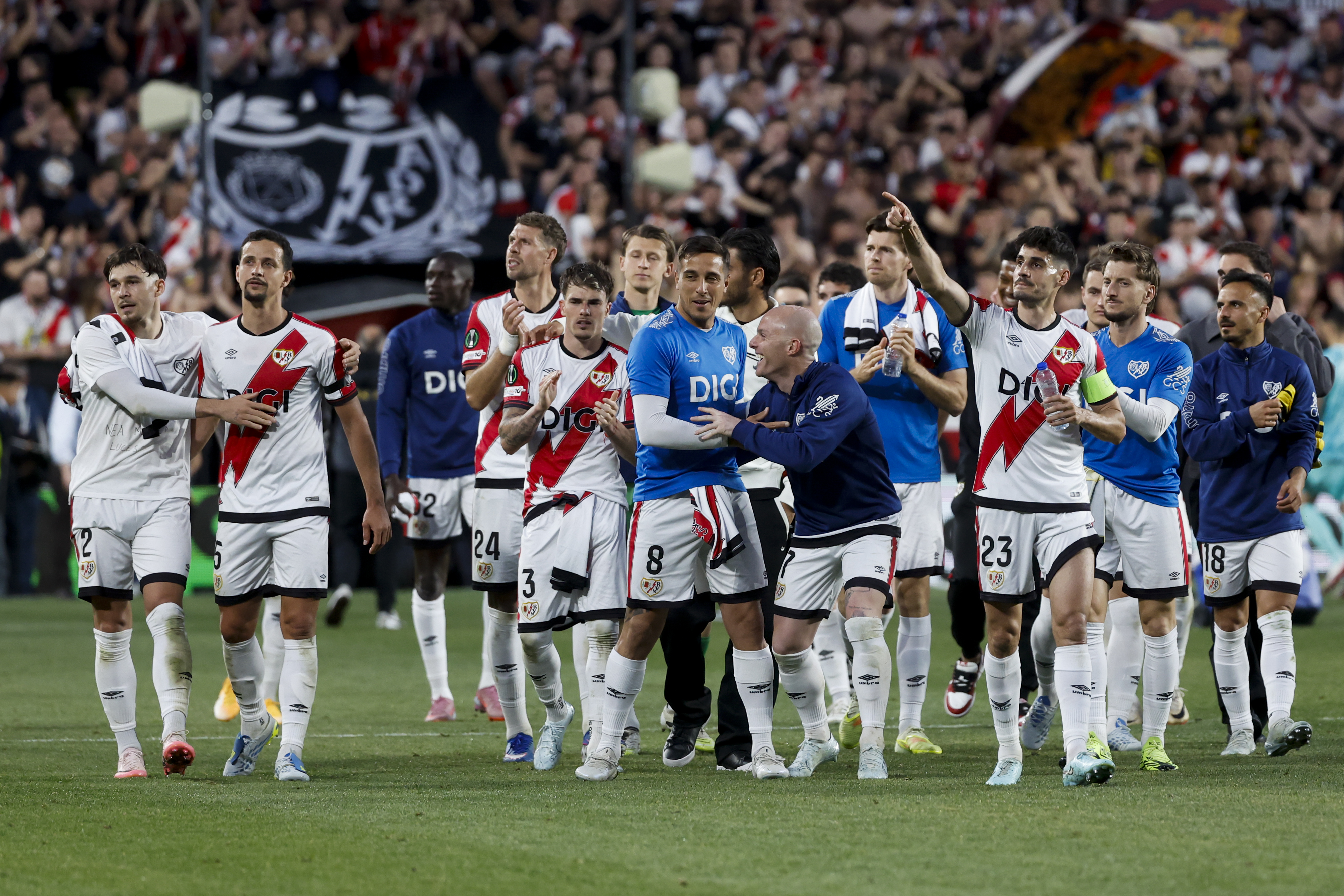09/04/26 PARTIDO DE CONFERENCE LEAGUE CUARTOS IDA
RAYO VALLECANO - AEK ATENAS
FIN DE PARTIDO SALUDO ALEGRIA